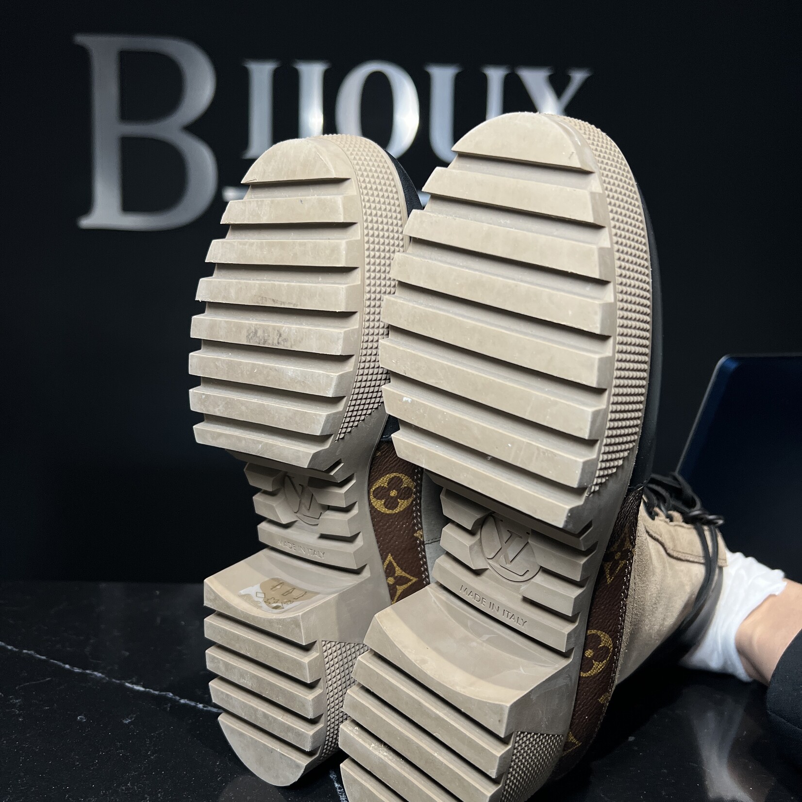 Louis Vuitton Louis Vuitton Laureate Desert Boots 39