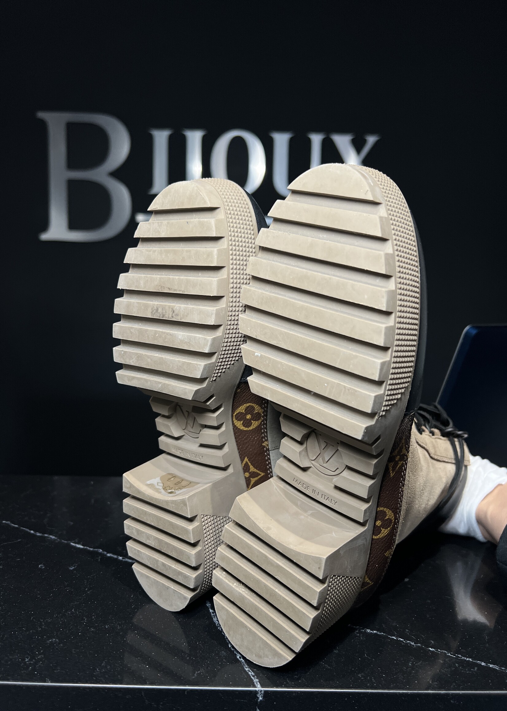 Louis Vuitton SOLD - Louis Vuitton Laureate Desert Boots 39