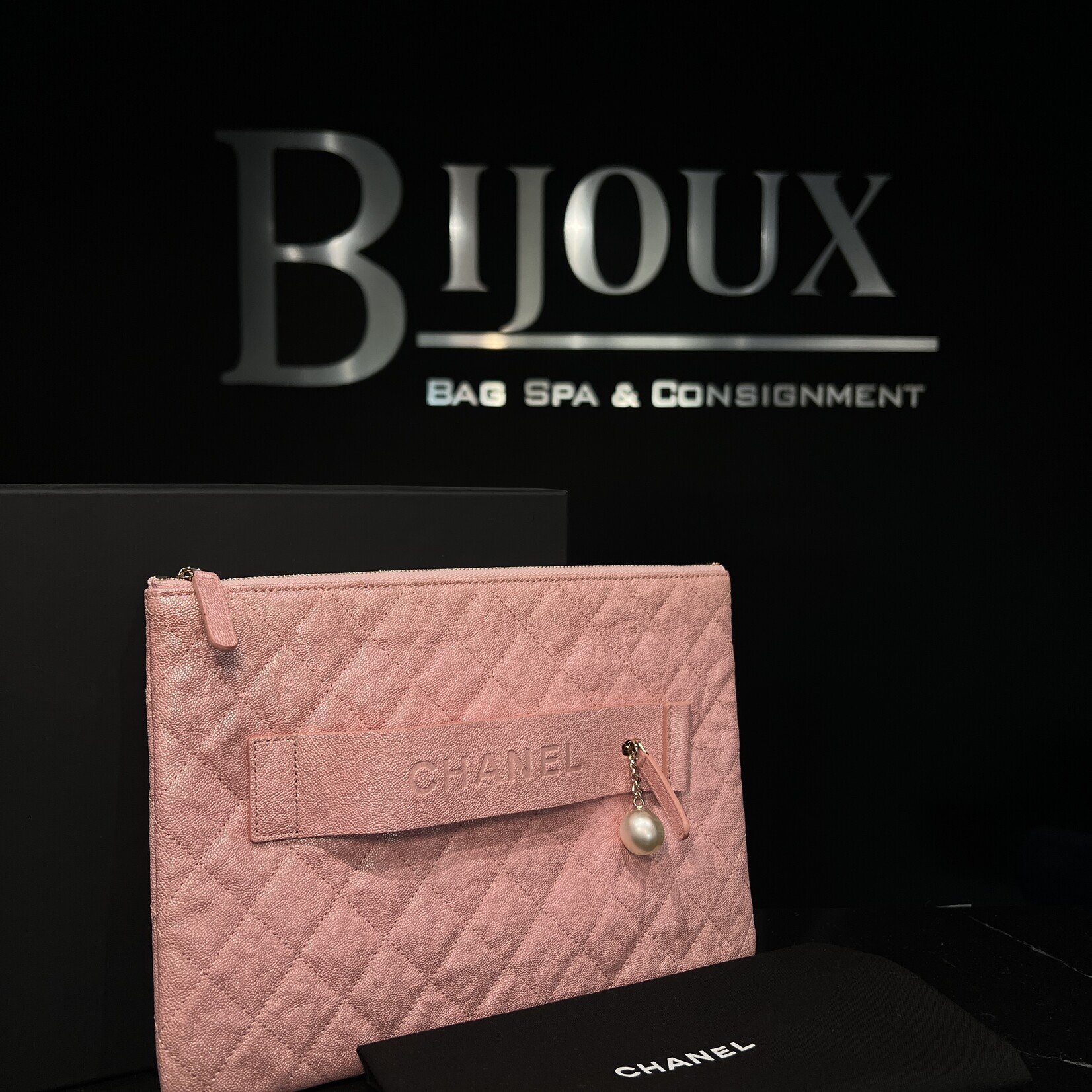 Chanel Chanel Iridescent 19S Pearl Clutch