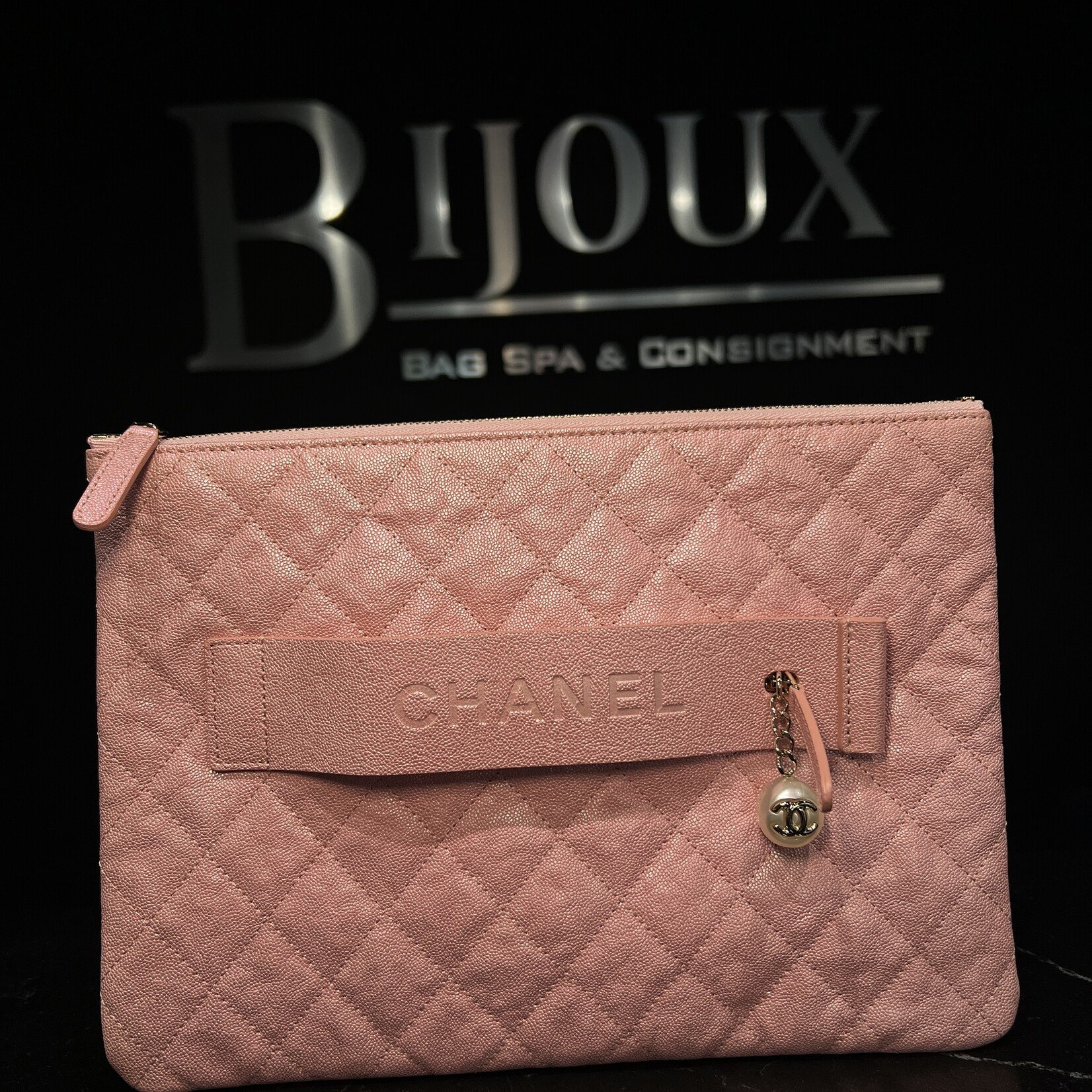 Chanel Chanel Iridescent 19S Pearl Clutch