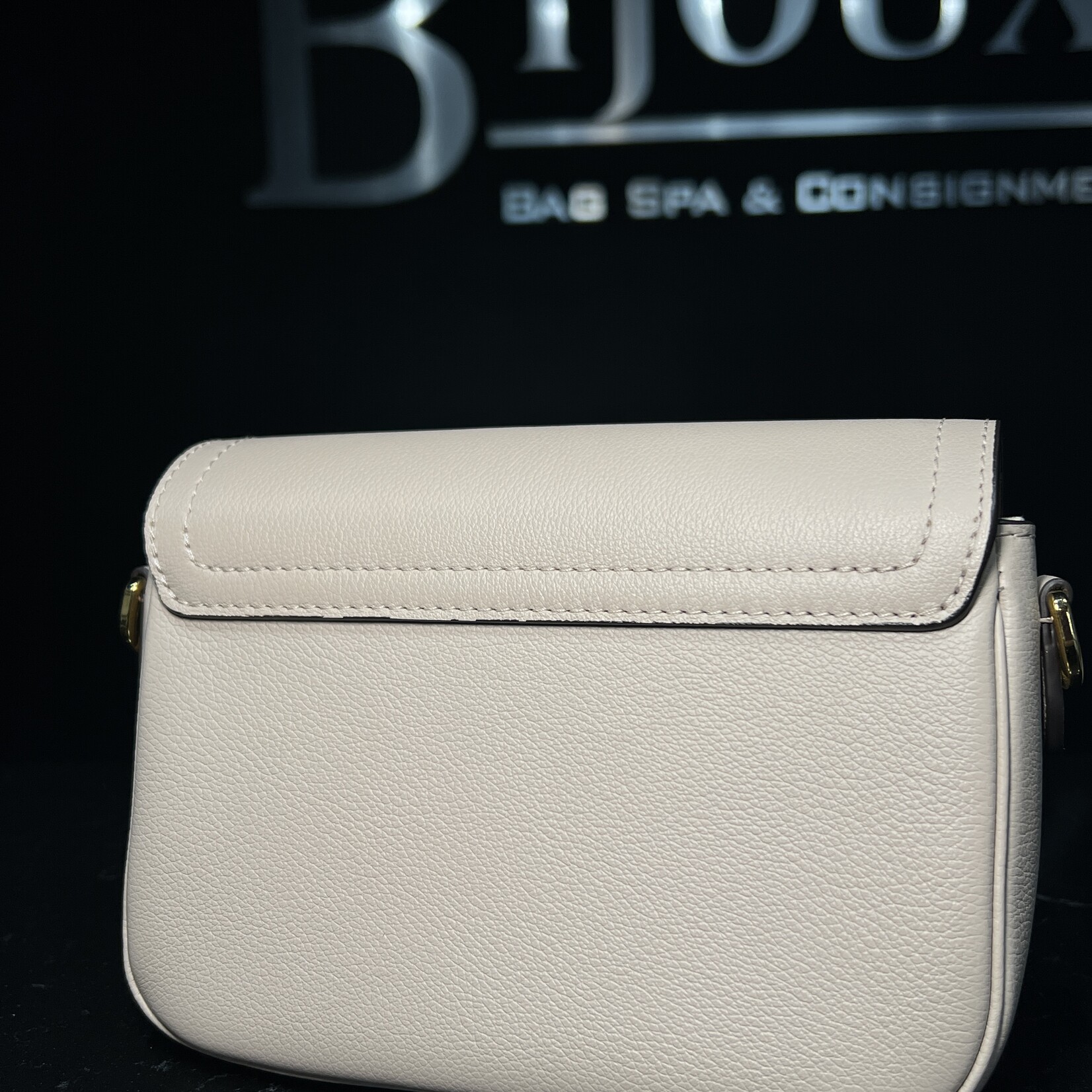 Louis Vuitton Louis Vuitton Tender Lock Me