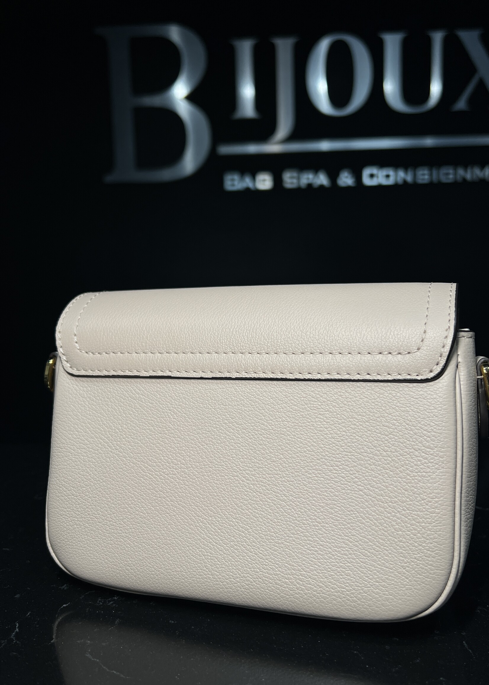 Louis Vuitton Louis Vuitton Tender Lock Me