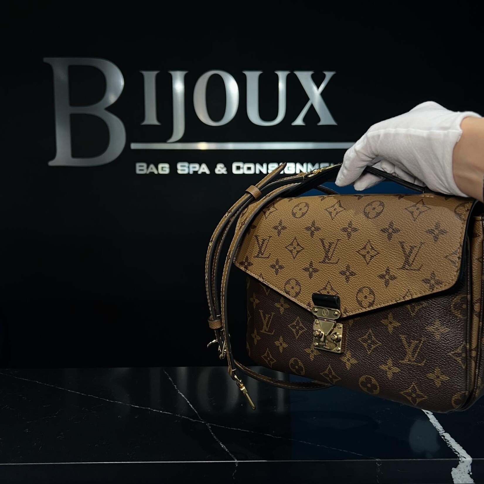 Louis Vuitton Pochette Métis Reverse