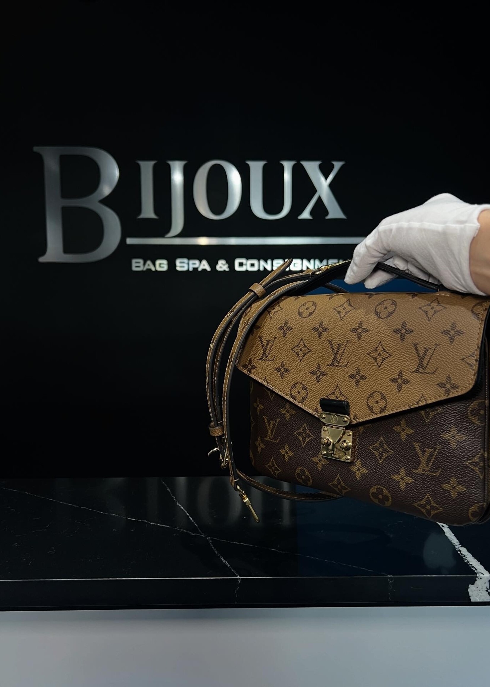 Louis Vuitton SOLD - Pochette Métis Reverse