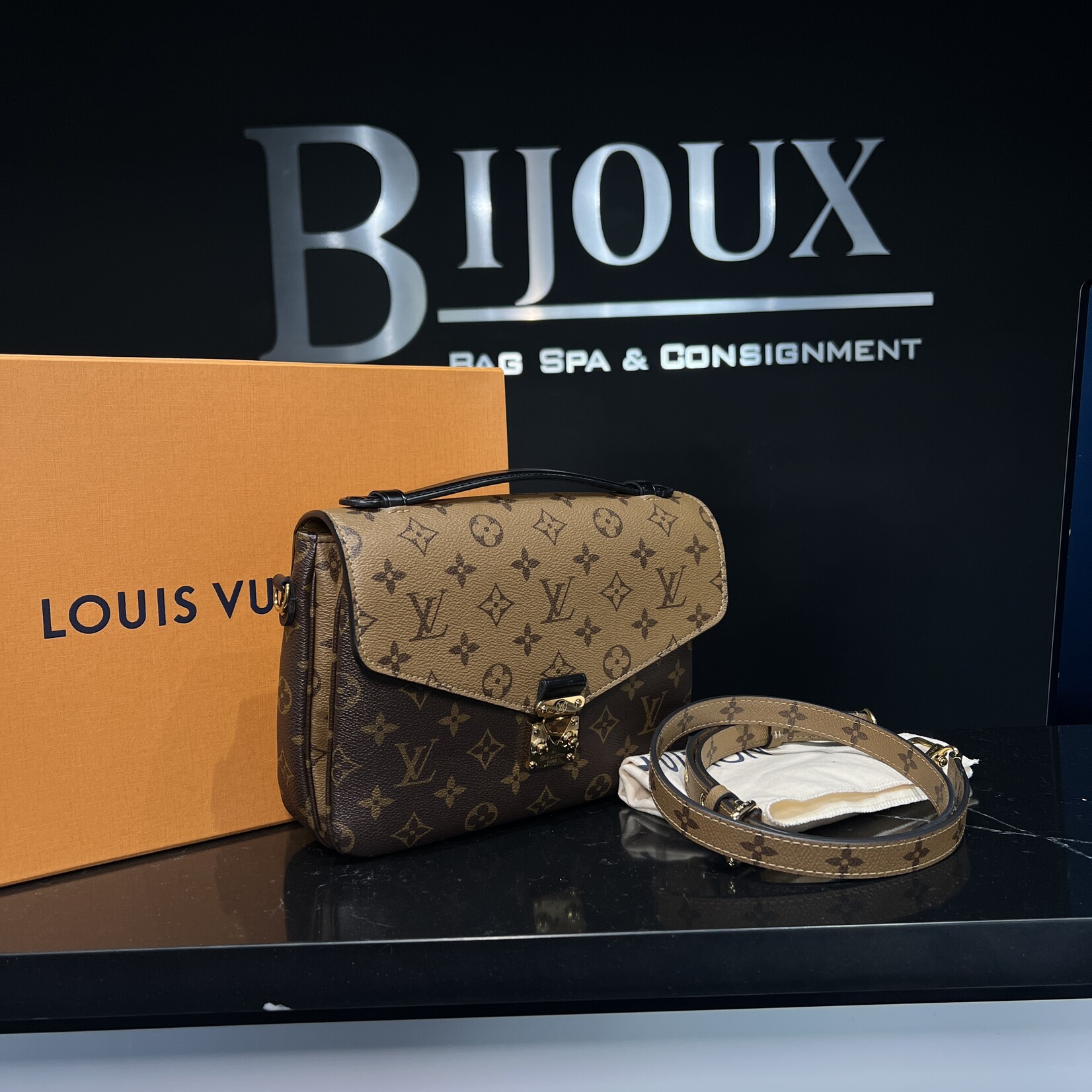 Louis Vuitton Pochette Métis Reverse