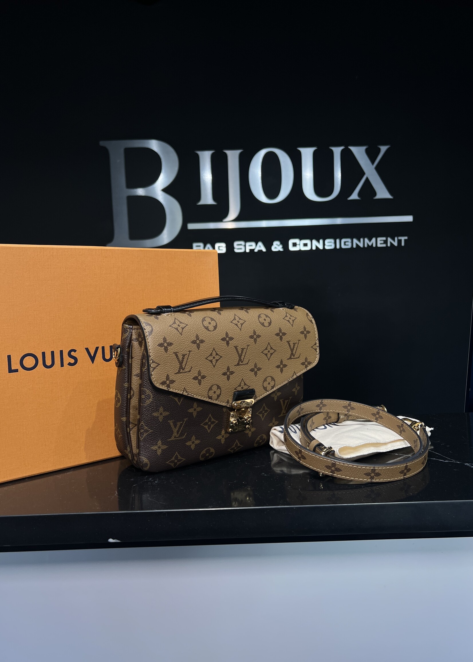 Louis Vuitton Pochette Métis Reverse