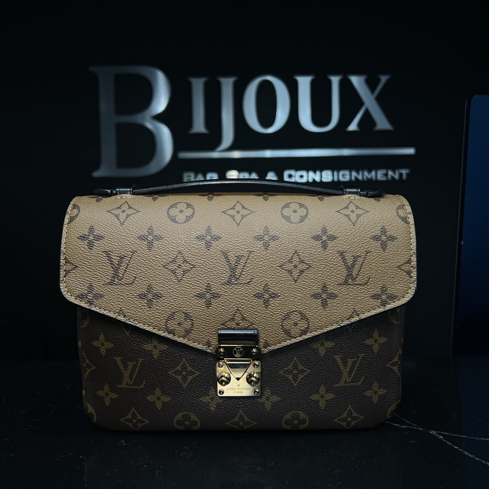 Louis Vuitton Pochette Métis Reverse