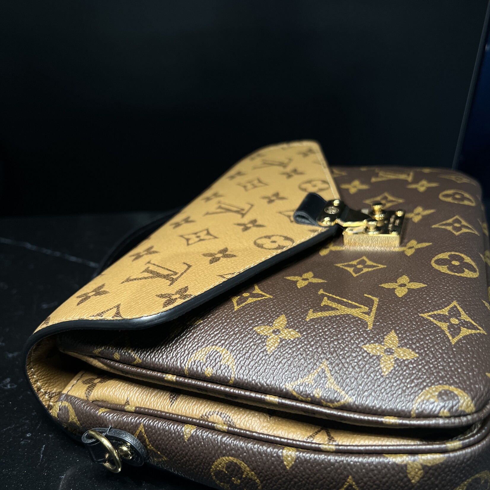 Louis Vuitton Pochette Métis Reverse