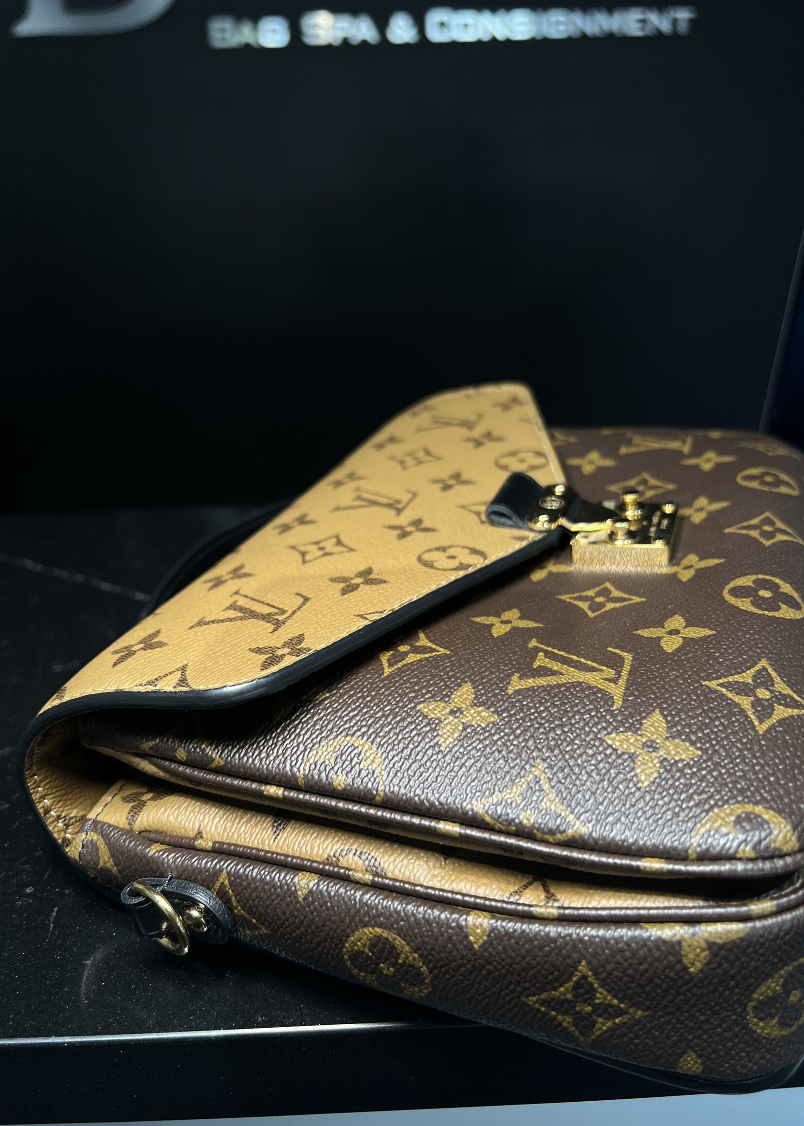 Louis Vuitton Pochette Métis Reverse