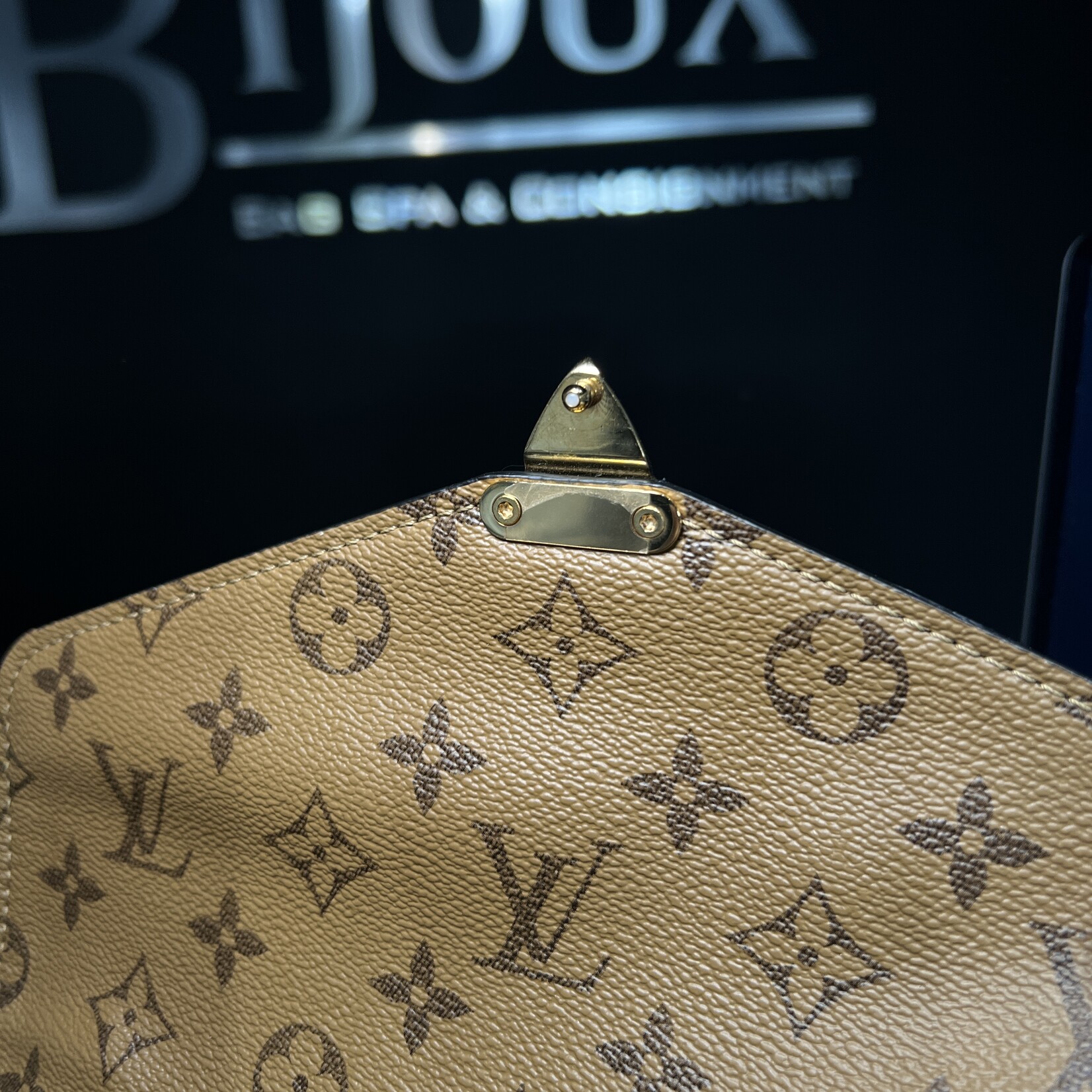 Louis Vuitton Pochette Métis Reverse