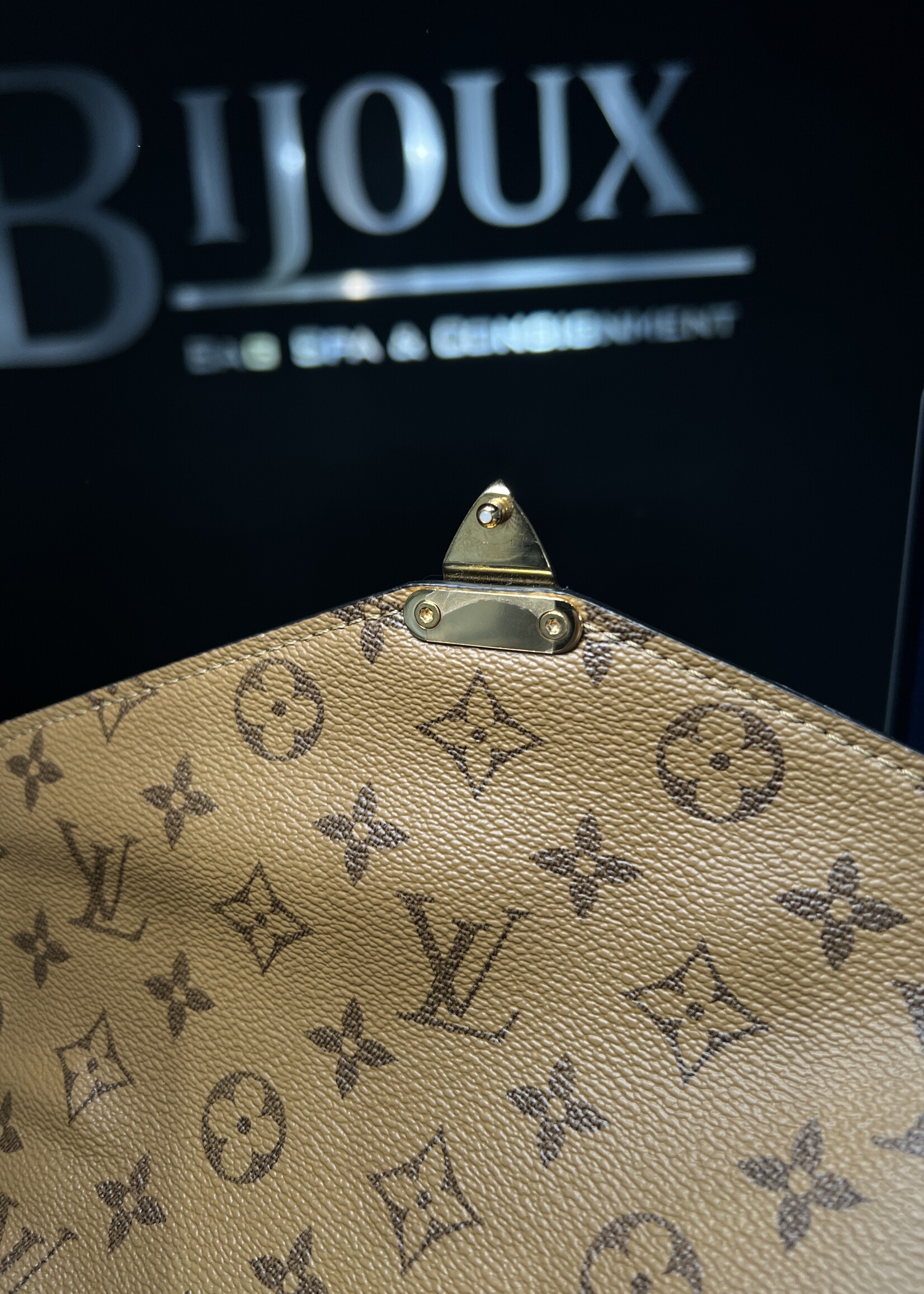 Louis Vuitton Pochette Métis Reverse