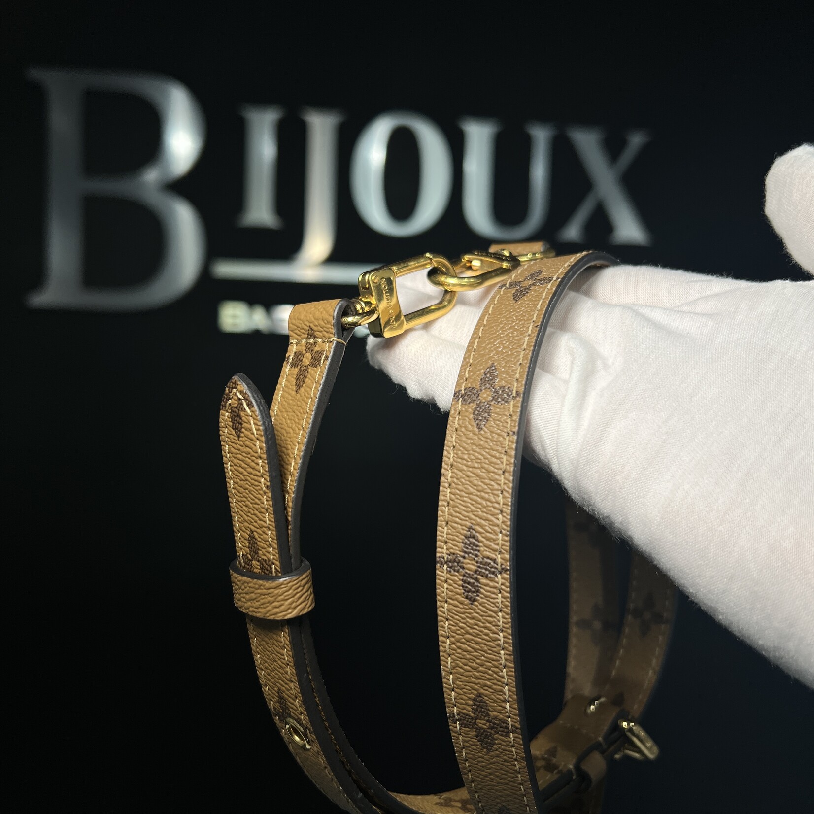 Louis Vuitton Pochette Métis Reverse