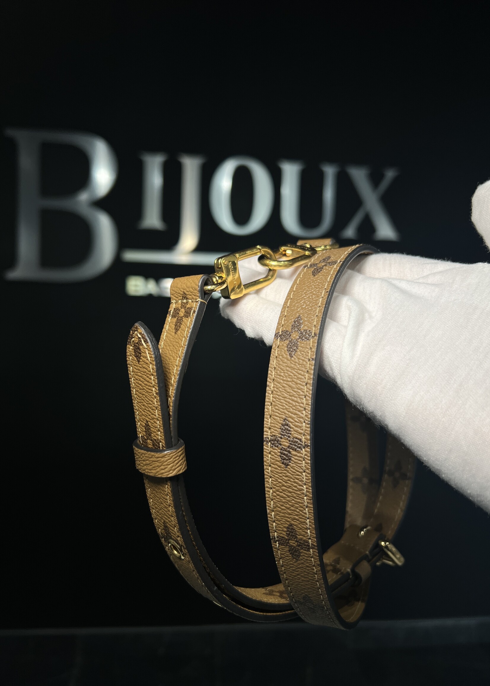 Louis Vuitton Pochette Métis Reverse