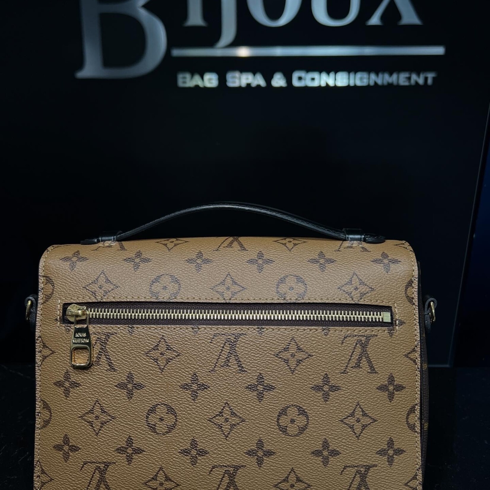 Louis Vuitton Pochette Métis Reverse
