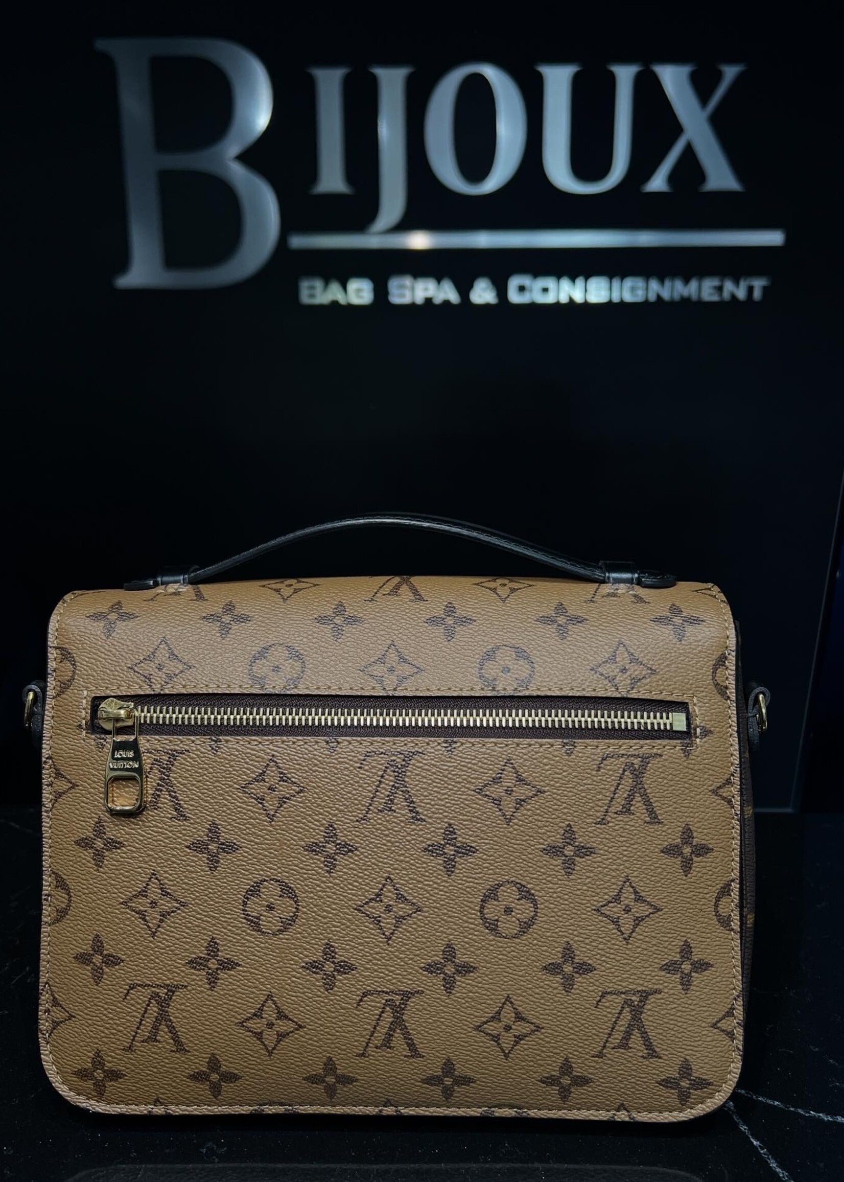 Louis Vuitton Pochette Métis Reverse