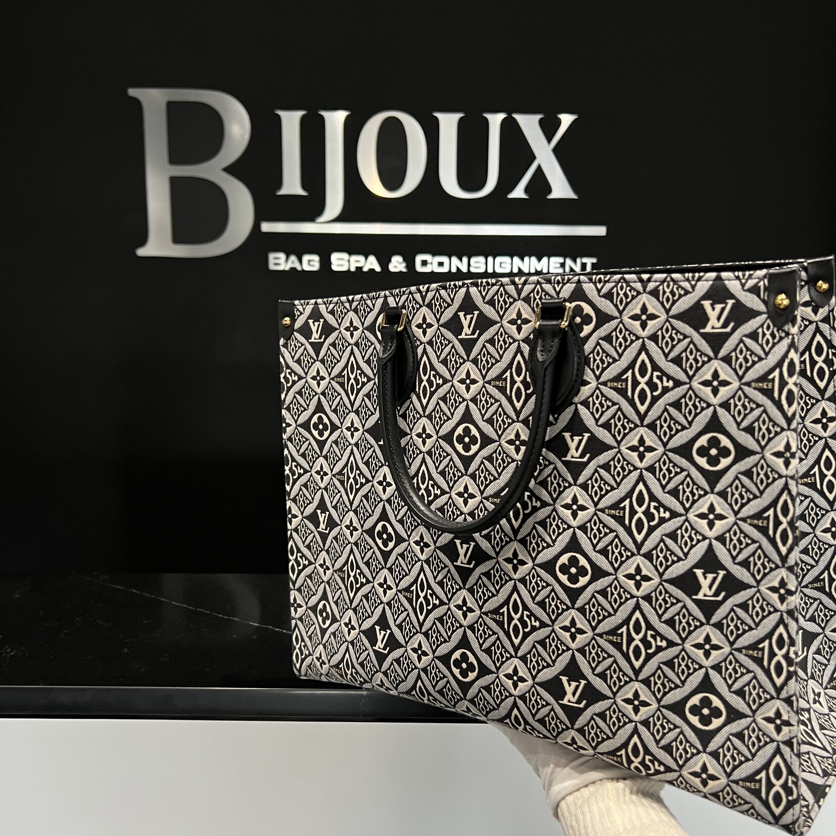 Louis Vuitton Louis Vuitton On the Go 1984