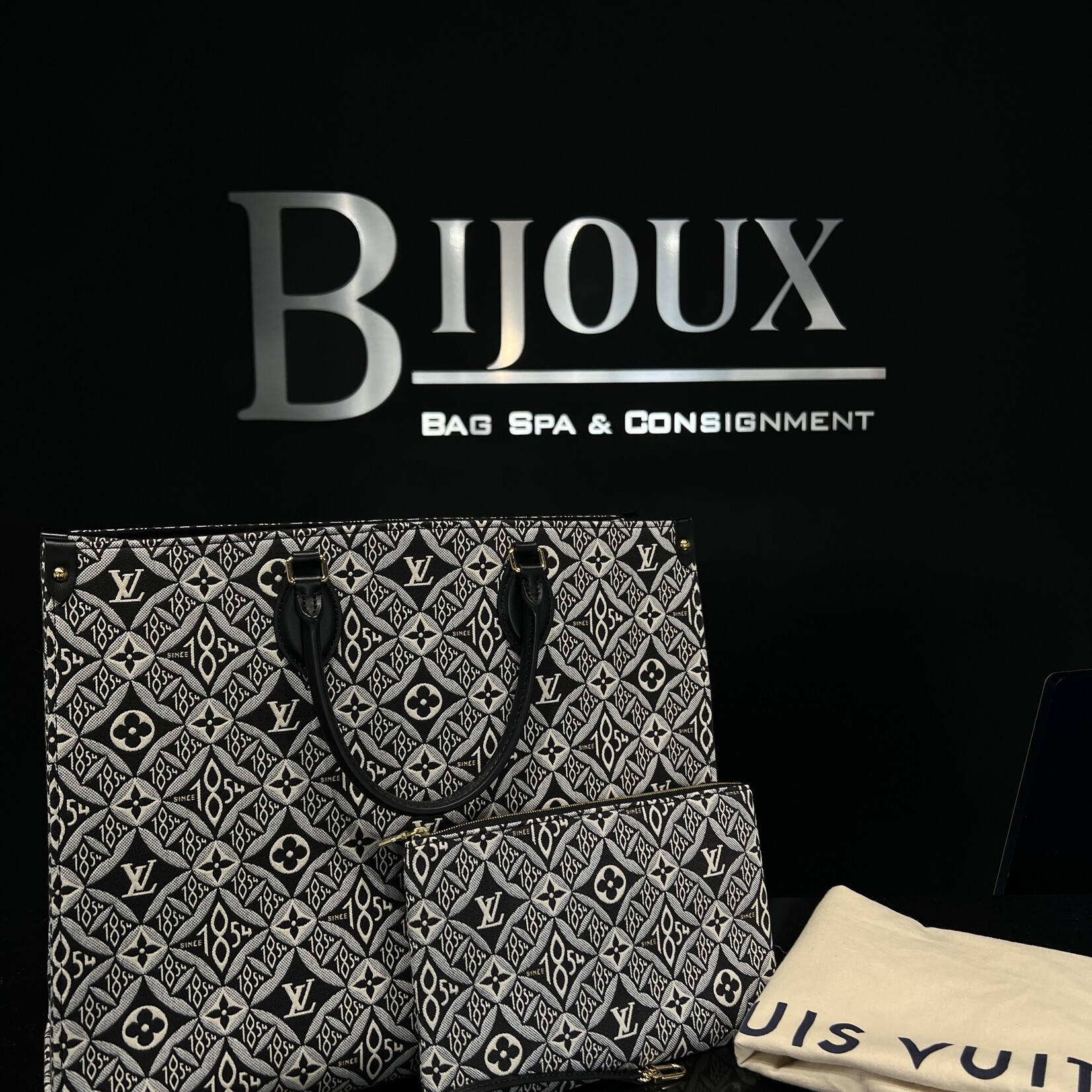 Louis Vuitton Louis Vuitton On the Go 1984