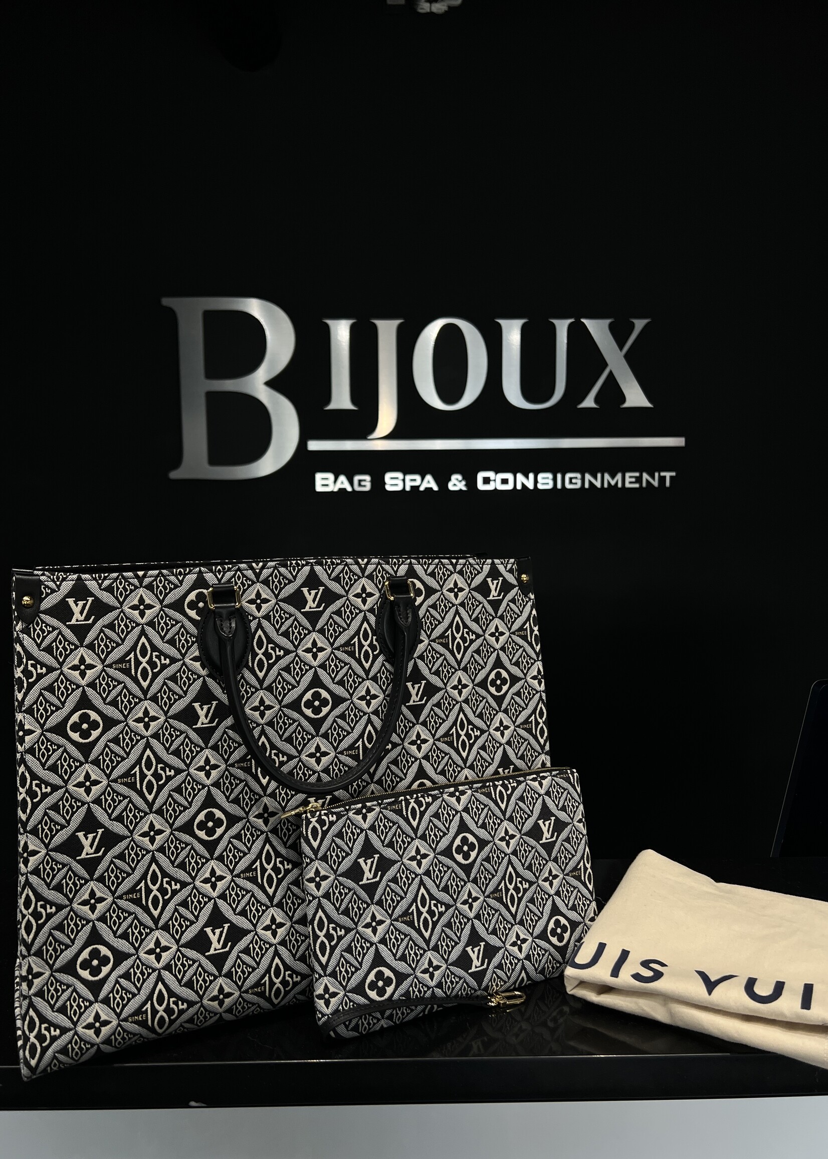 Louis Vuitton Louis Vuitton On the Go 1984