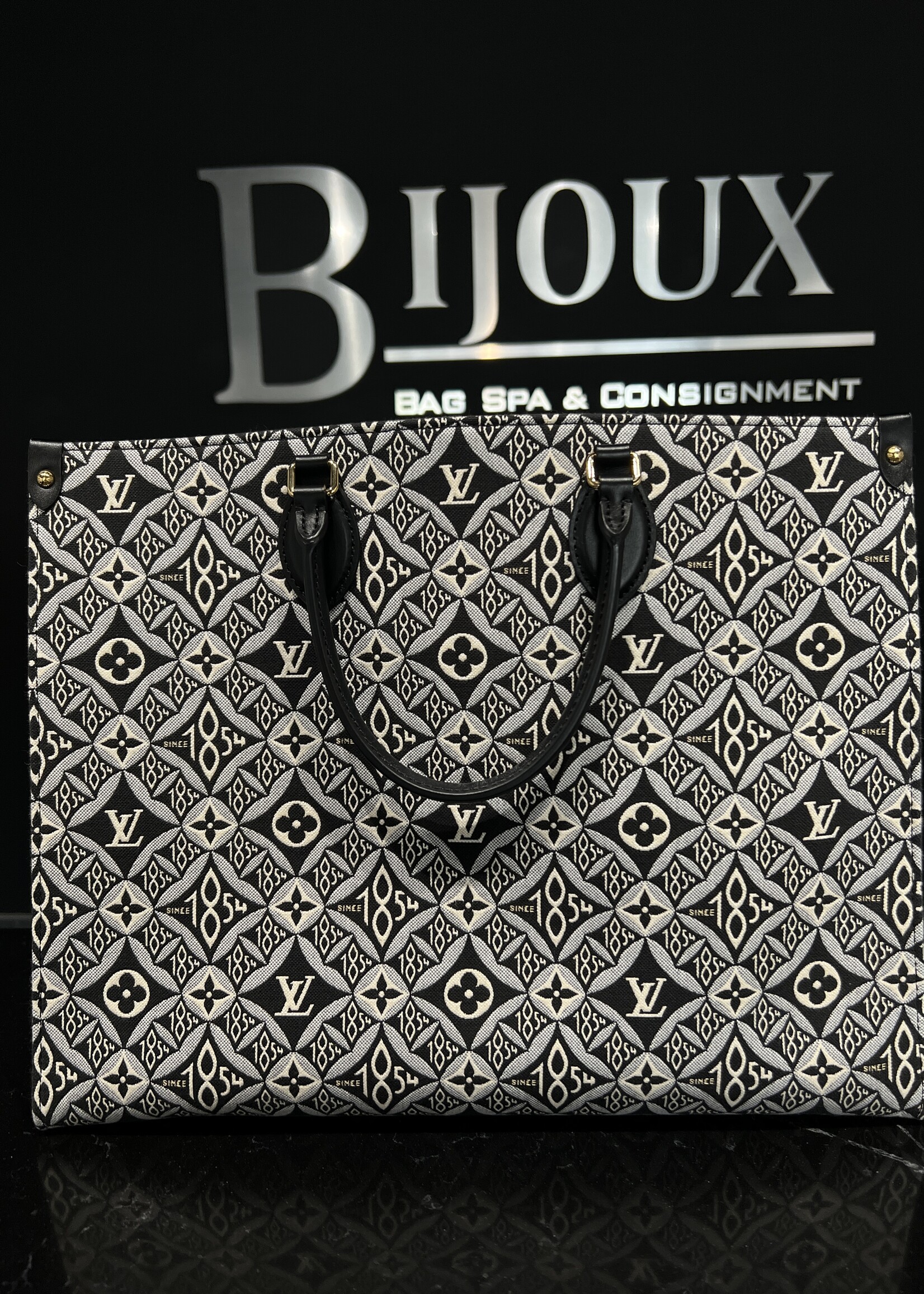 Louis Vuitton Louis Vuitton On the Go 1984