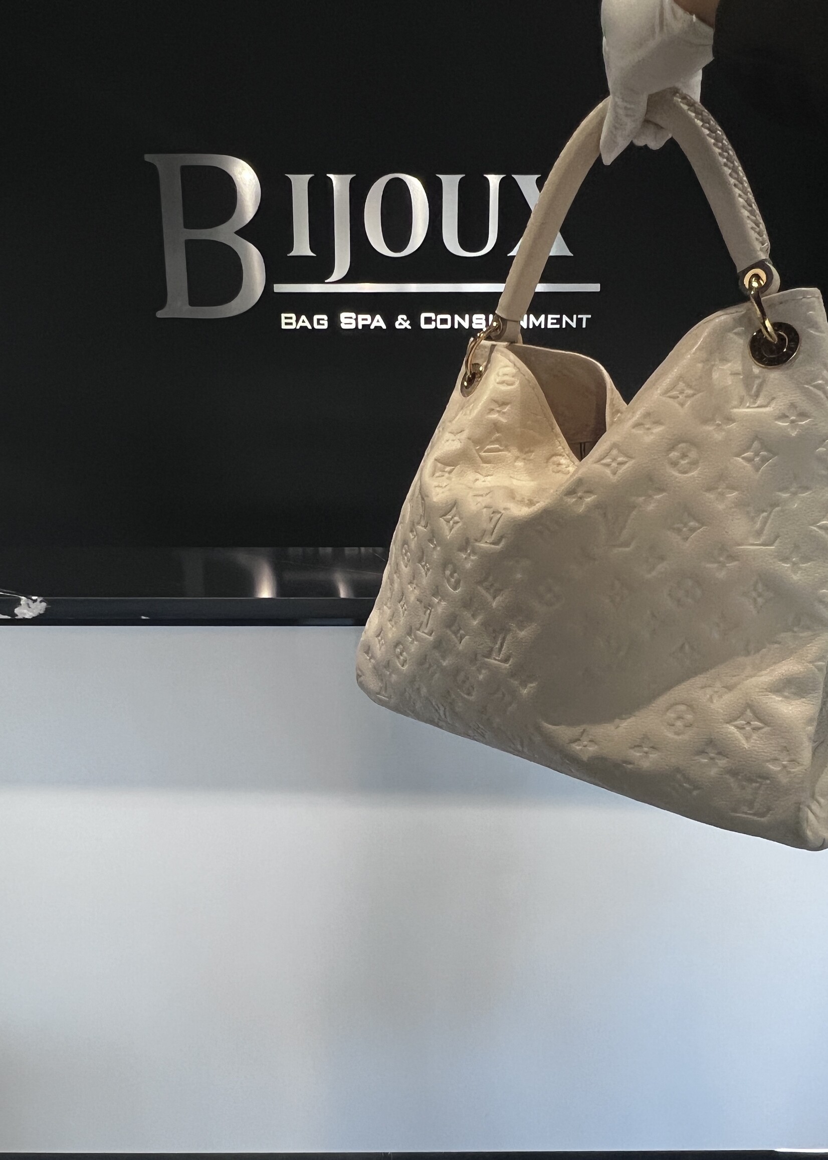 Louis Vuitton Louis Vuitton Artsy MM Empreinte Leather