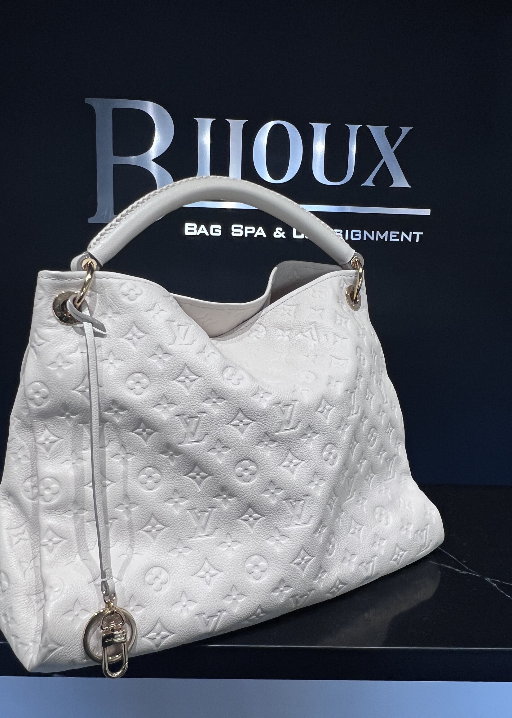 Louis Vuitton Louis Vuitton Artsy MM Empreinte Leather