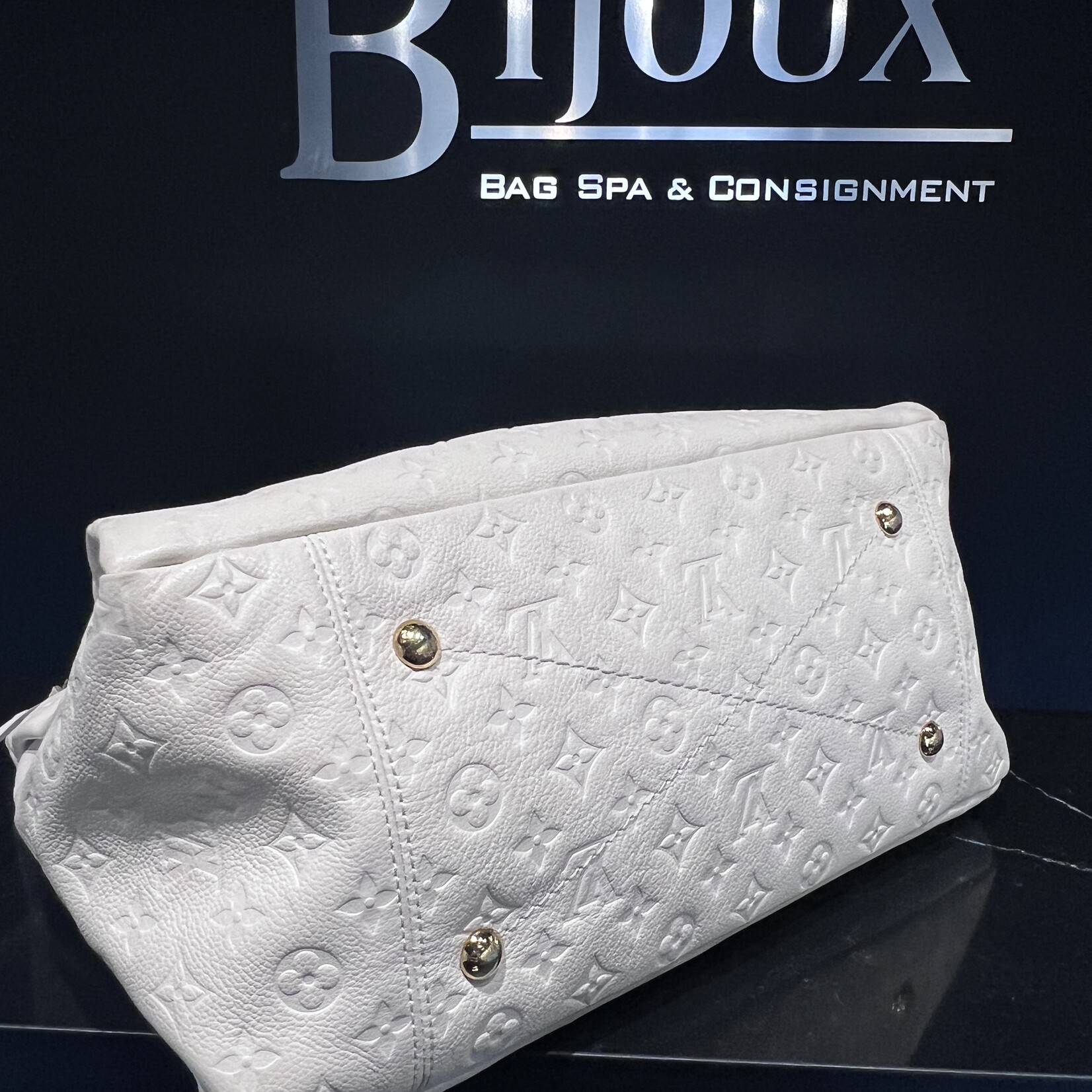 Louis Vuitton Louis Vuitton Artsy MM Empreinte Leather