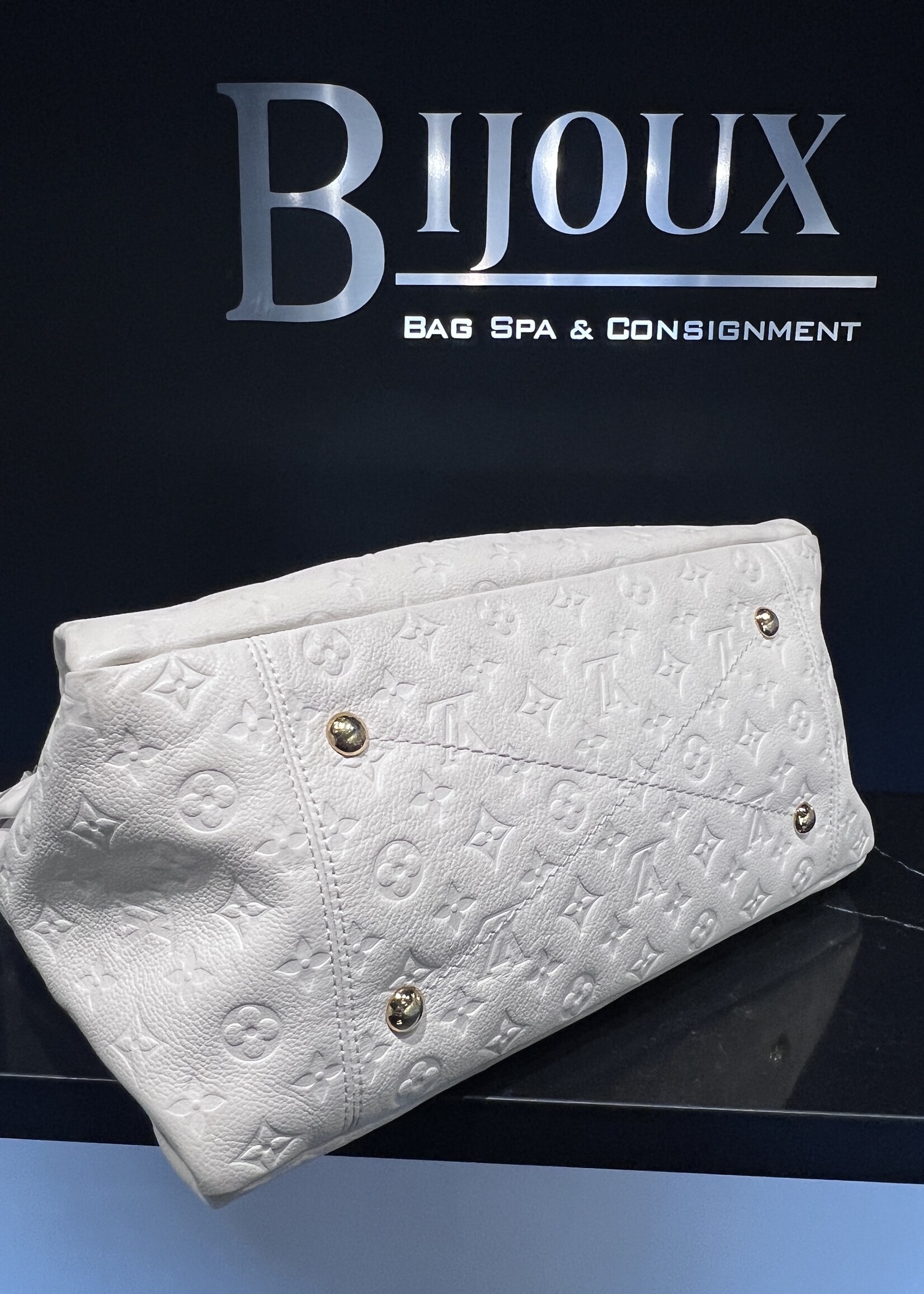 Louis Vuitton Louis Vuitton Artsy MM Empreinte Leather