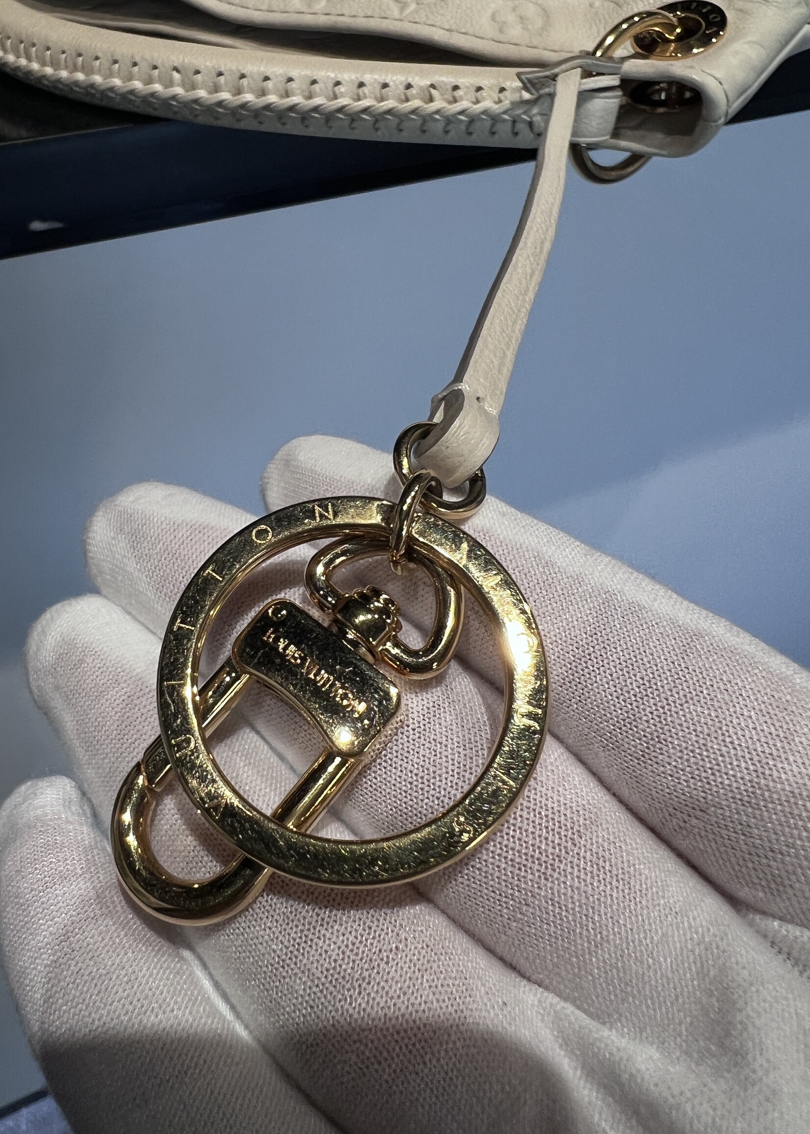 Louis Vuitton Louis Vuitton Artsy MM Empreinte Leather