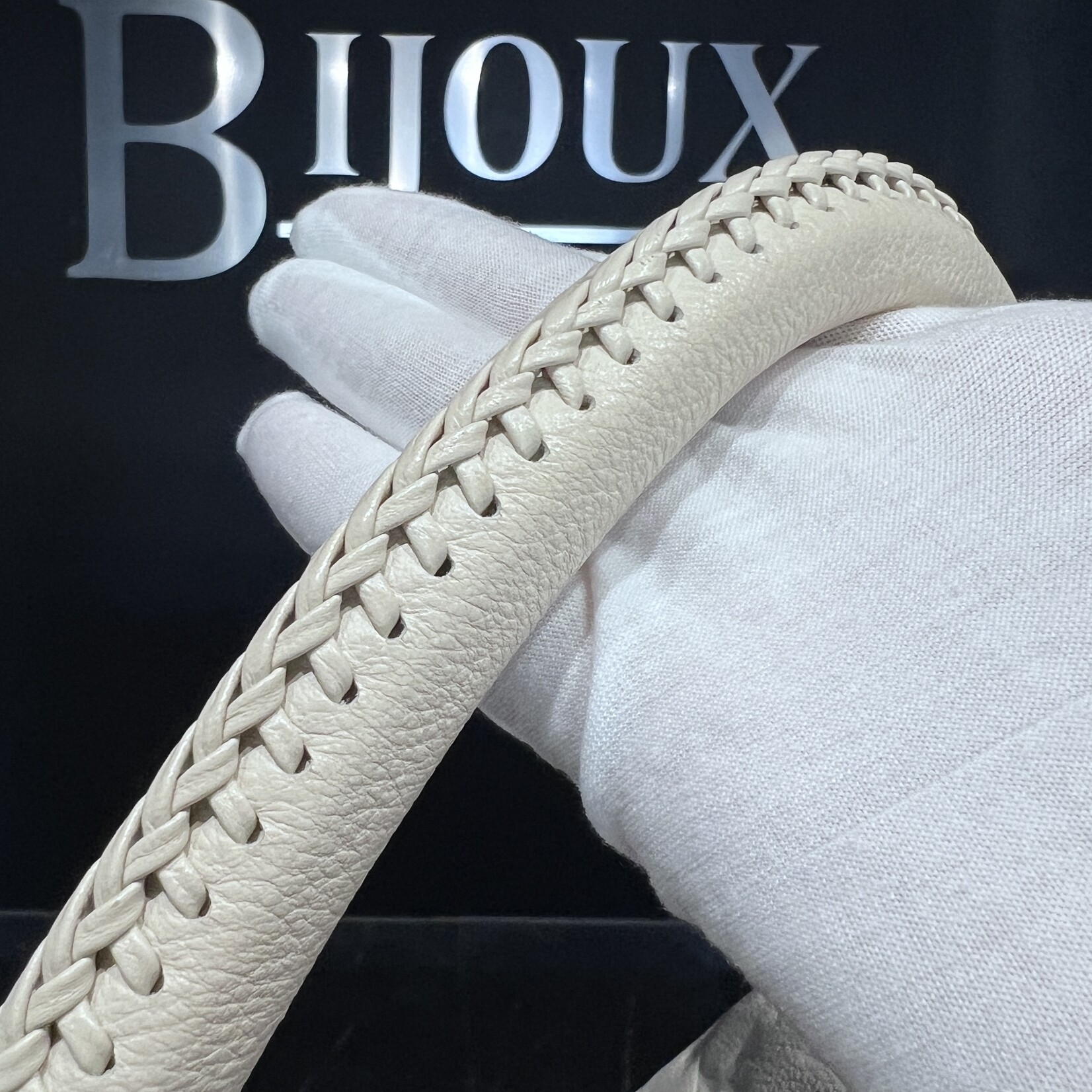 Louis Vuitton Louis Vuitton Artsy MM Empreinte Leather