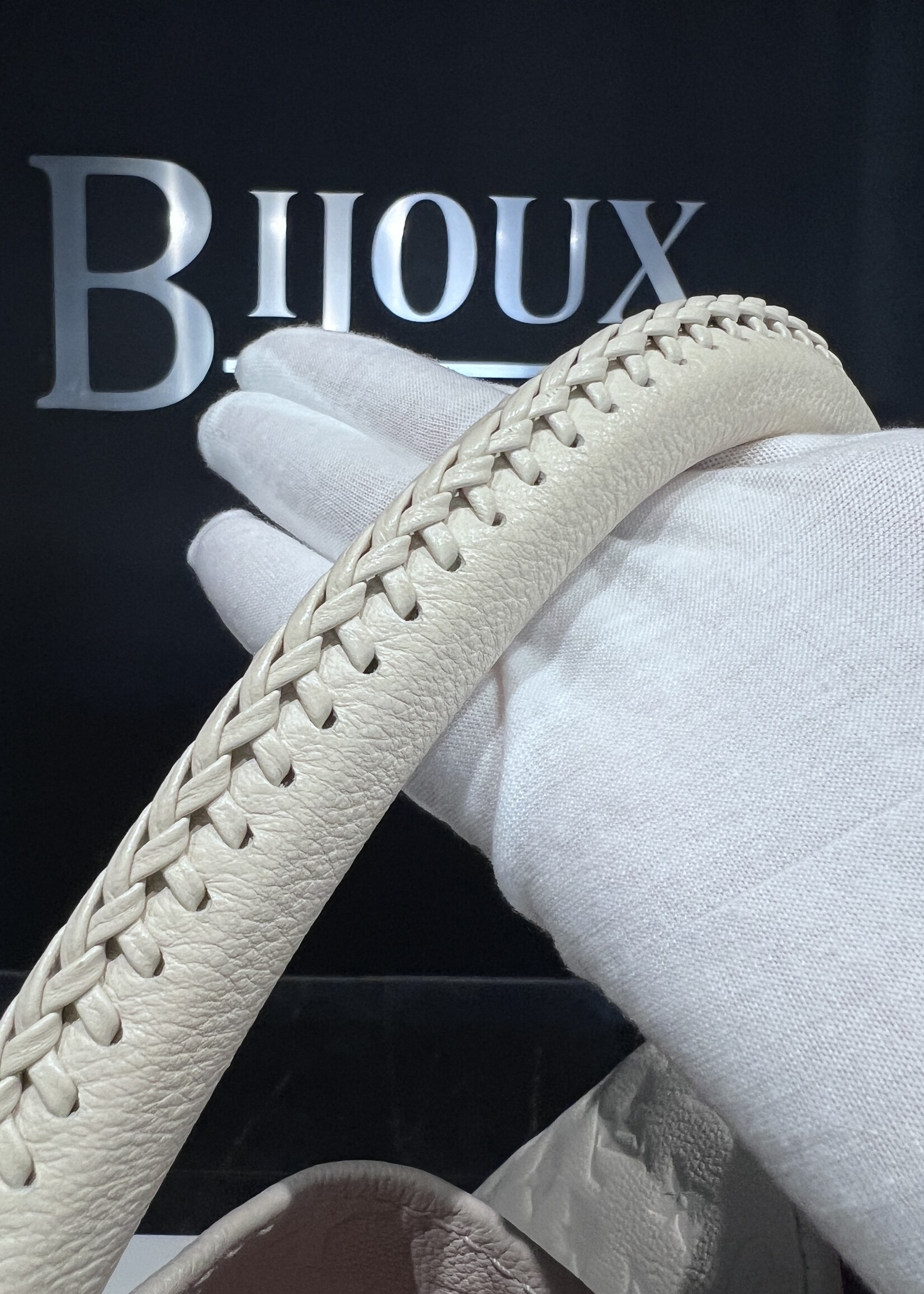 Louis Vuitton Louis Vuitton Artsy MM Empreinte Leather