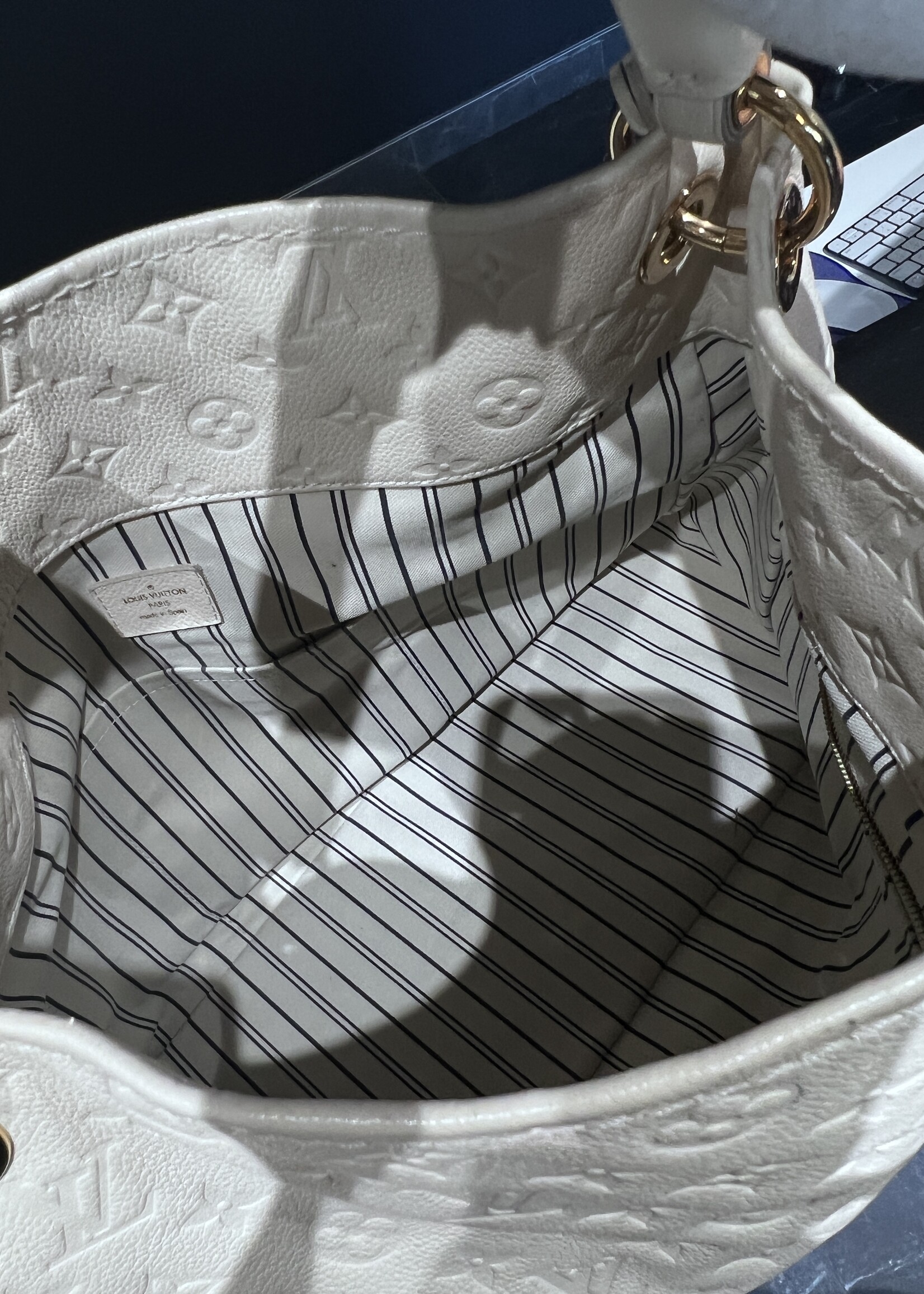 Louis Vuitton SOLD - Louis Vuitton Artsy MM Empreinte Leather