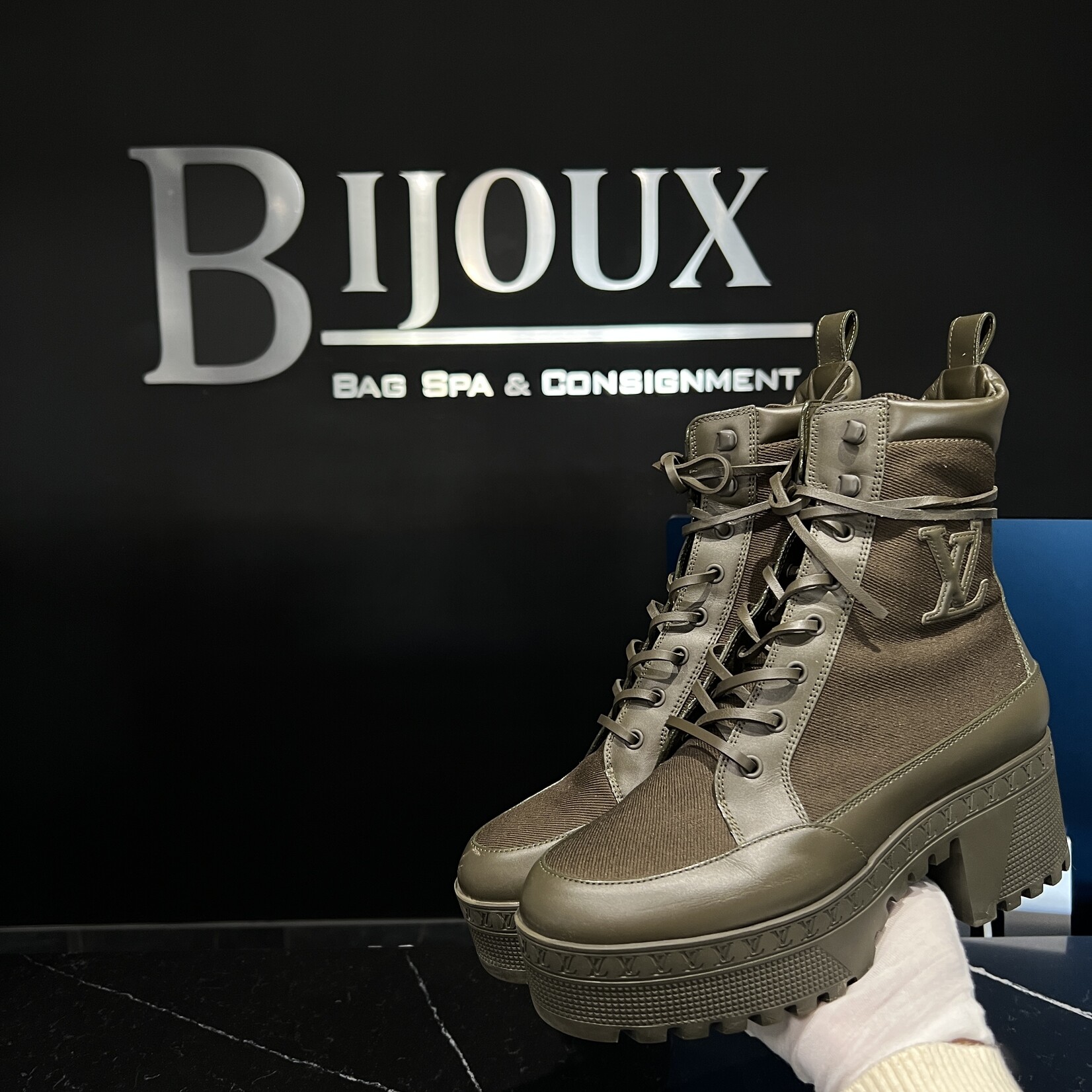 Louis Vuitton Louis Vuitton Laureate Platform 39