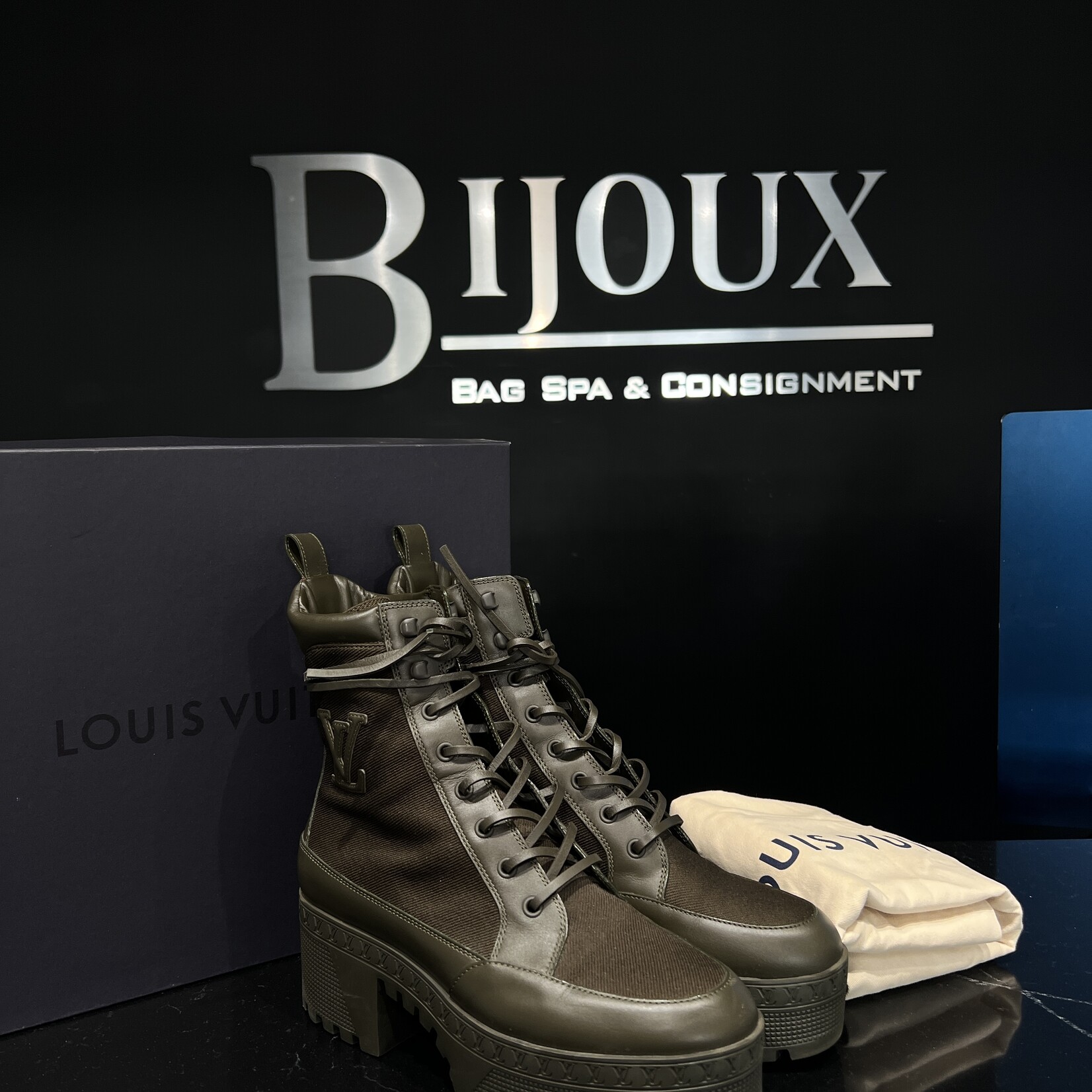 Louis Vuitton Louis Vuitton Laureate Platform 39