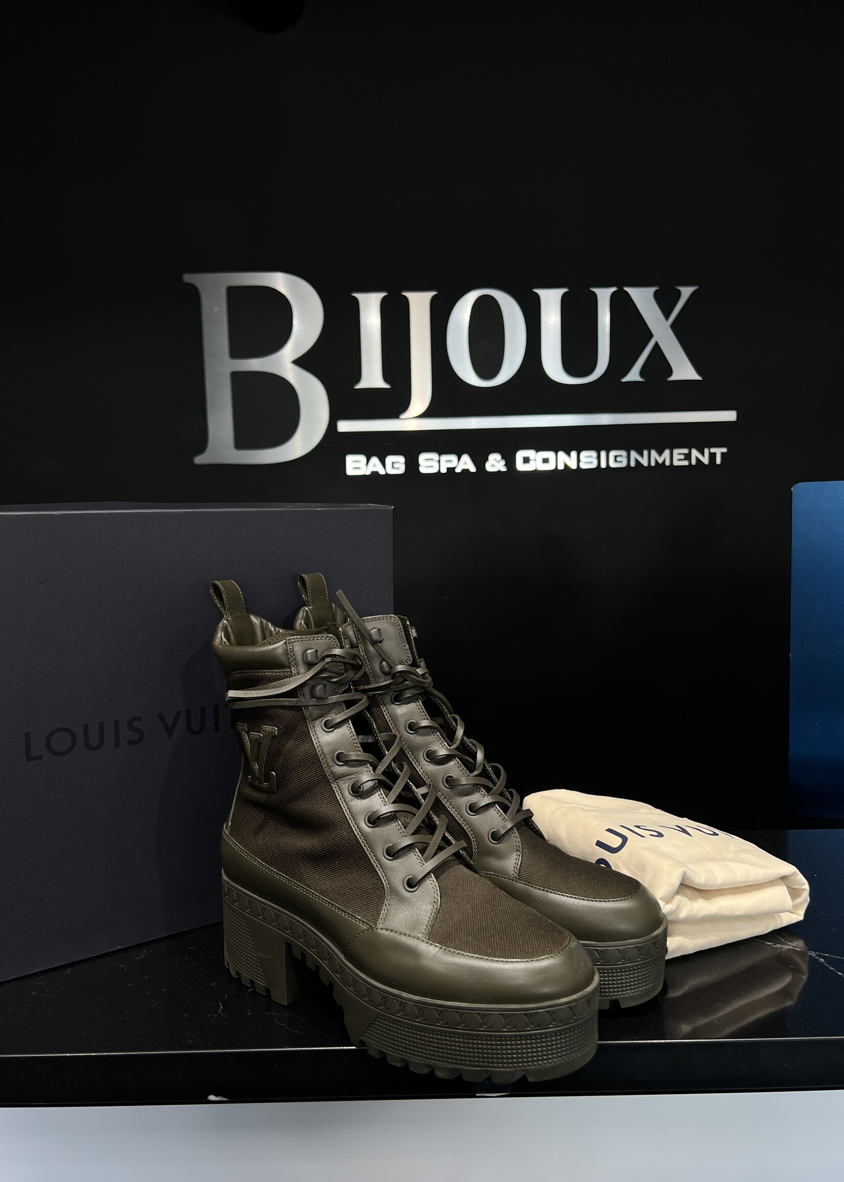 Louis Vuitton Louis Vuitton Laureate Platform 39