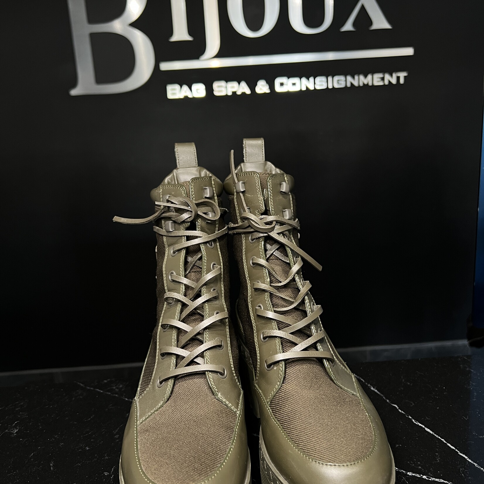 Louis Vuitton Louis Vuitton Laureate Platform 39