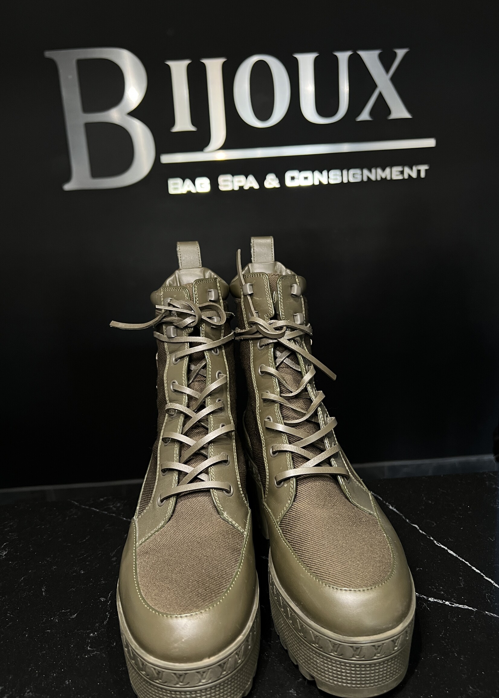 Louis Vuitton Louis Vuitton Laureate Platform 39