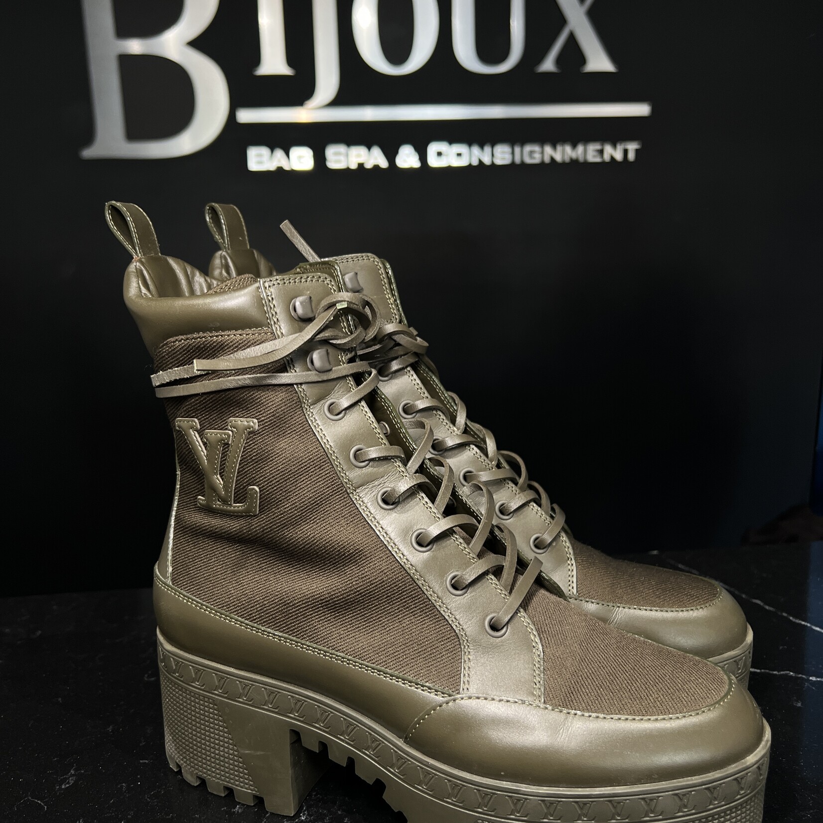 Louis Vuitton Louis Vuitton Laureate Platform 39