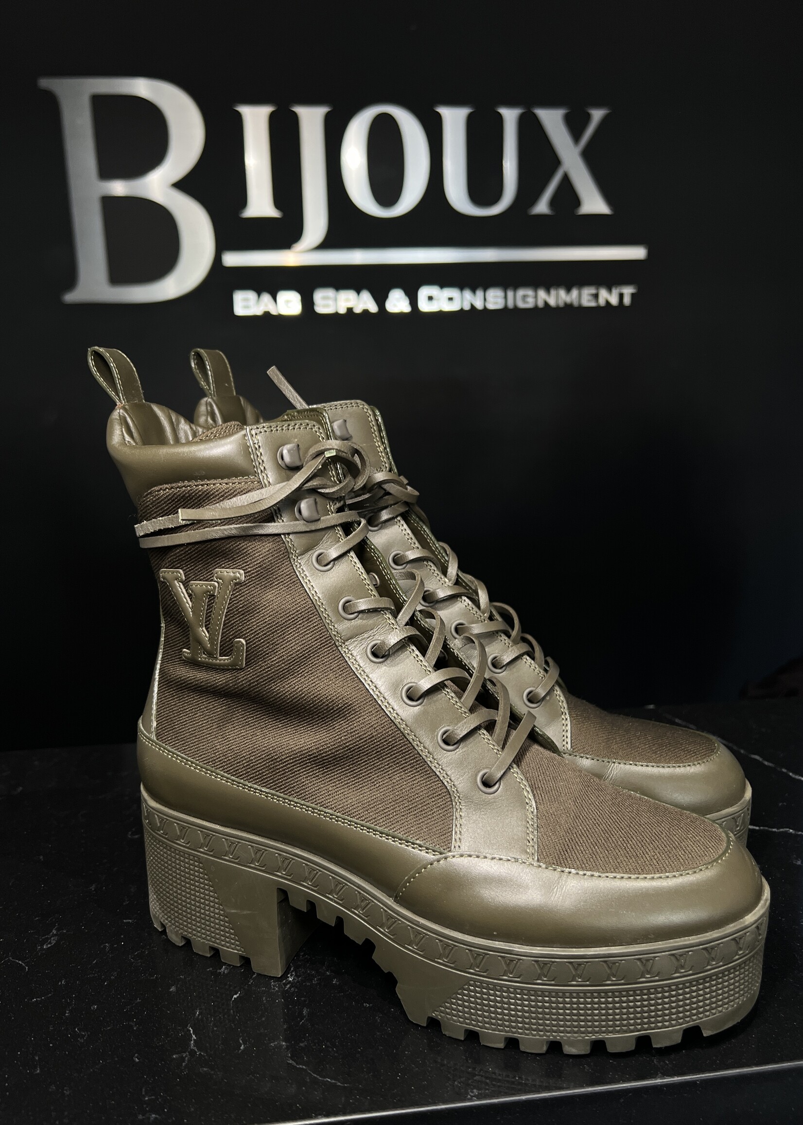 Louis Vuitton Louis Vuitton Laureate Platform 39