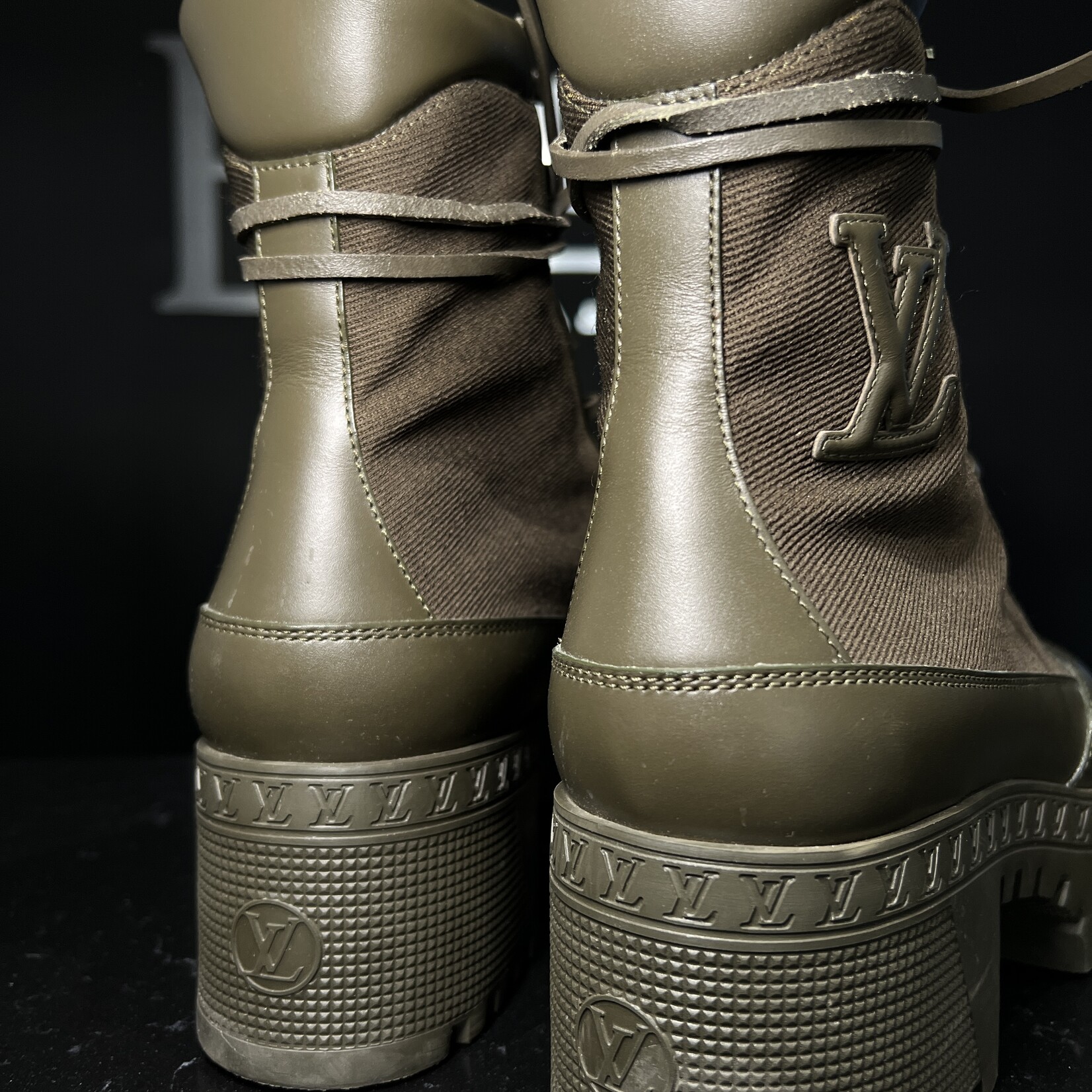 Louis Vuitton Louis Vuitton Laureate Platform 39