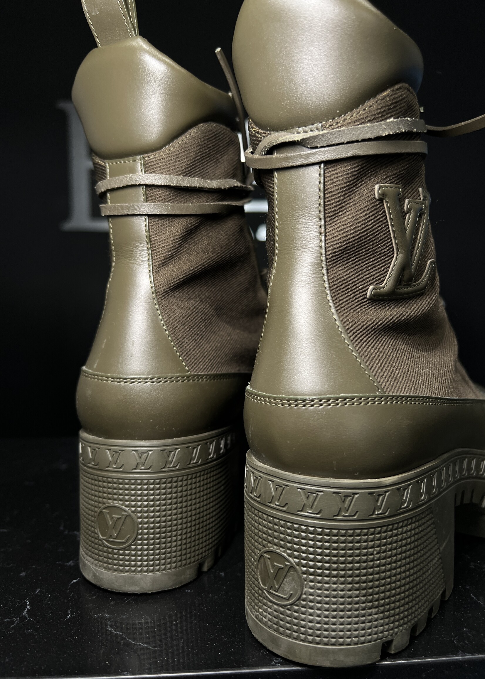 Louis Vuitton Louis Vuitton Laureate Platform 39