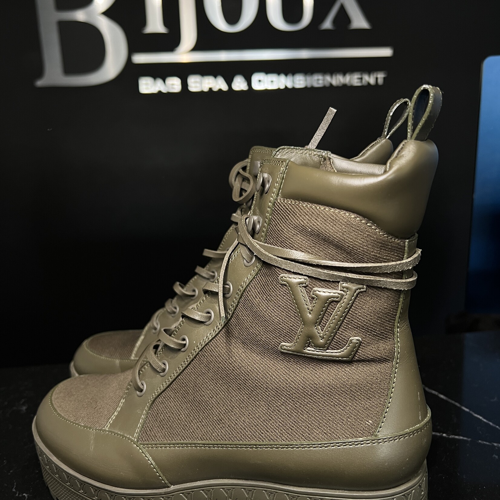 Louis Vuitton Louis Vuitton Laureate Platform 39