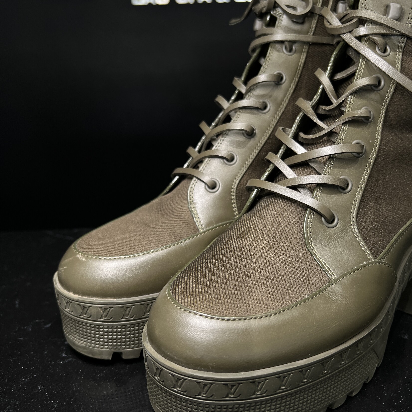 Louis Vuitton Louis Vuitton Laureate Platform 39