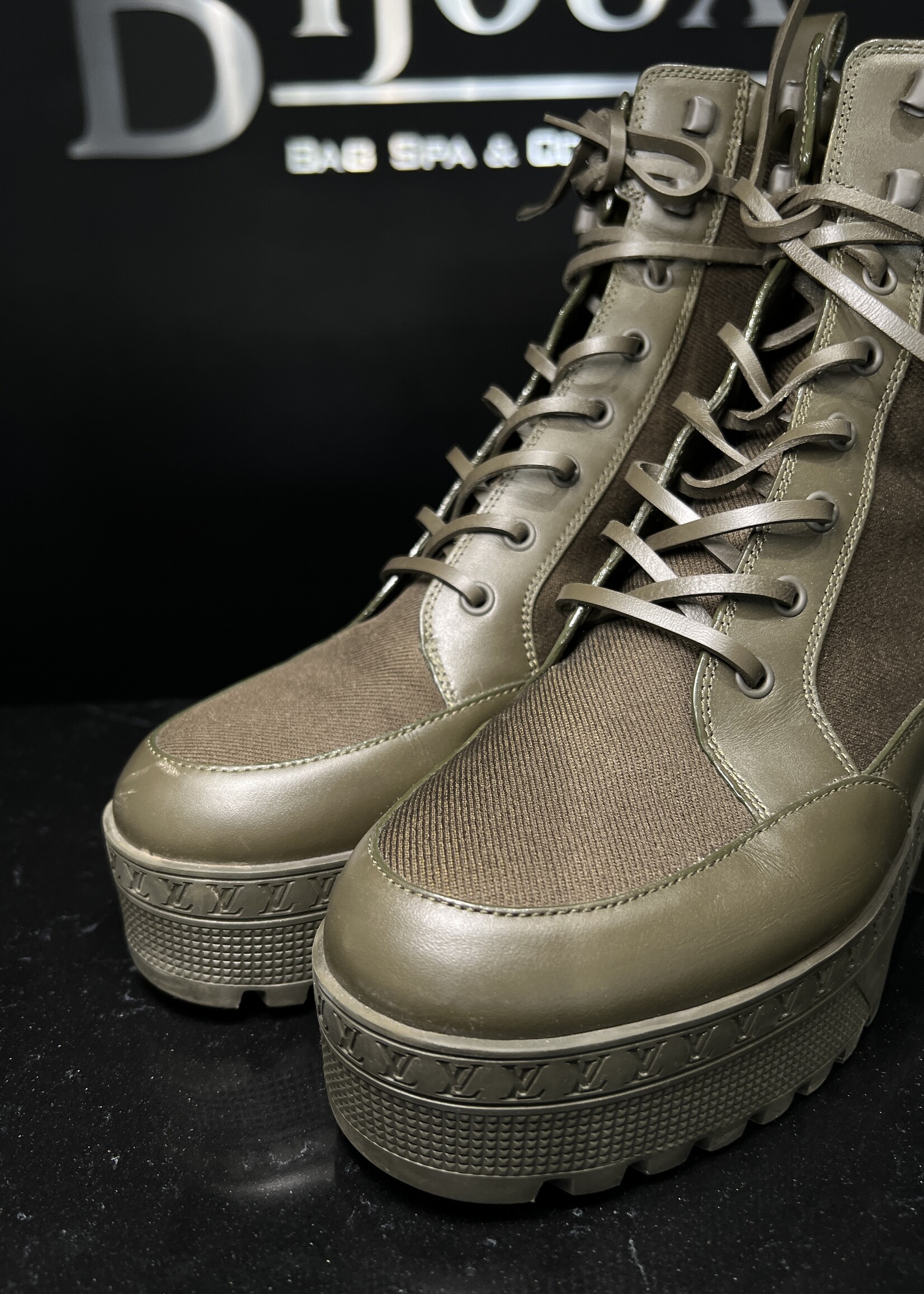 Louis Vuitton Louis Vuitton Laureate Platform 39