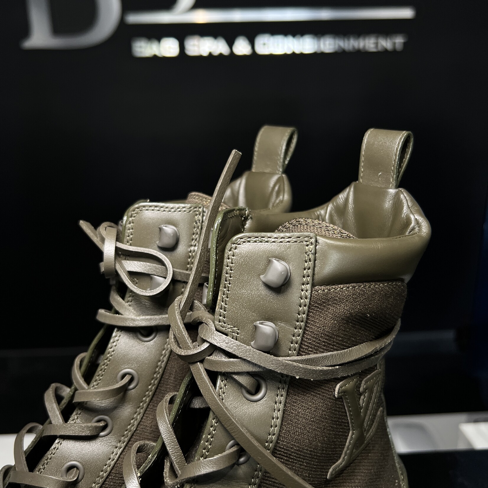 Louis Vuitton Louis Vuitton Laureate Platform 39