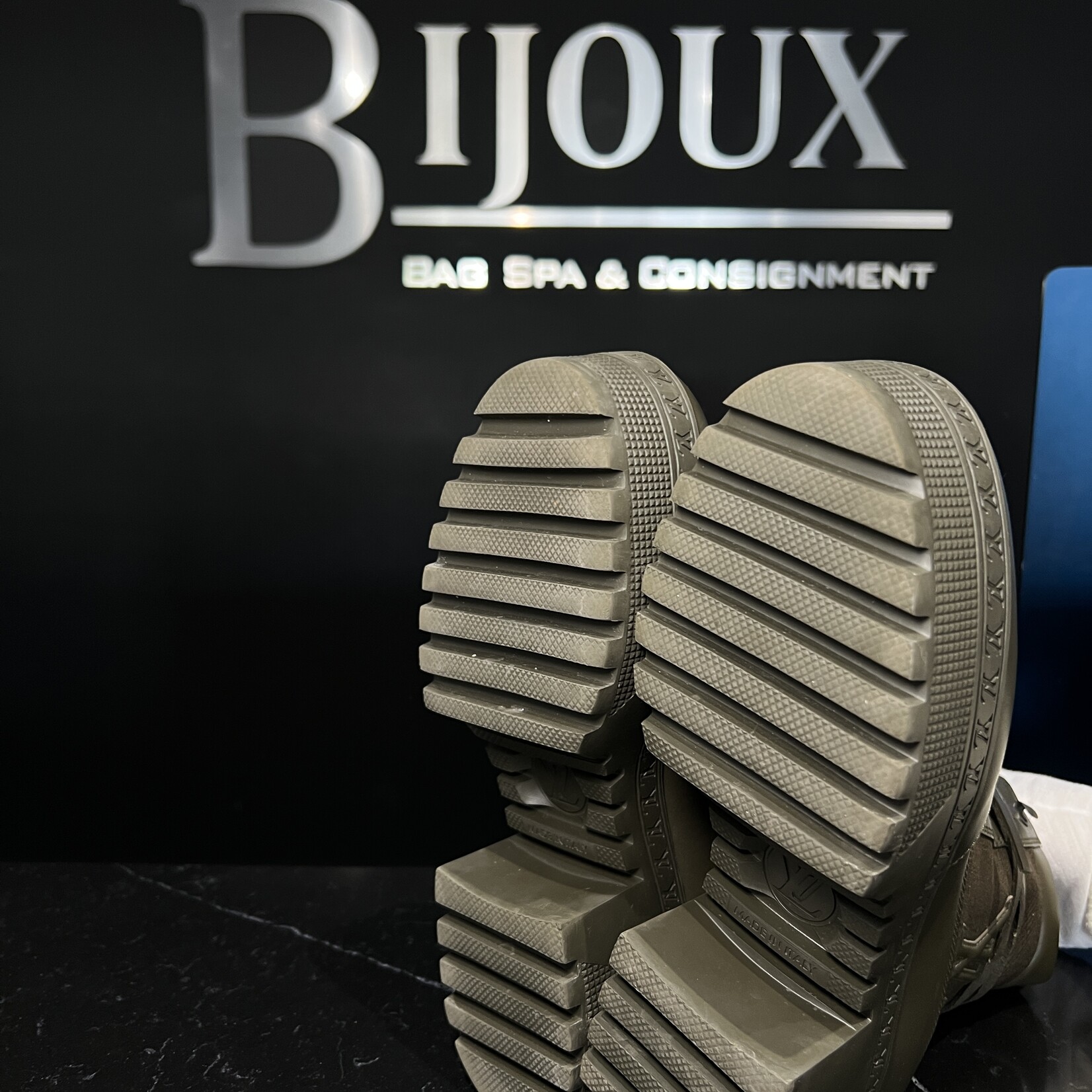 Louis Vuitton Louis Vuitton Laureate Platform 39