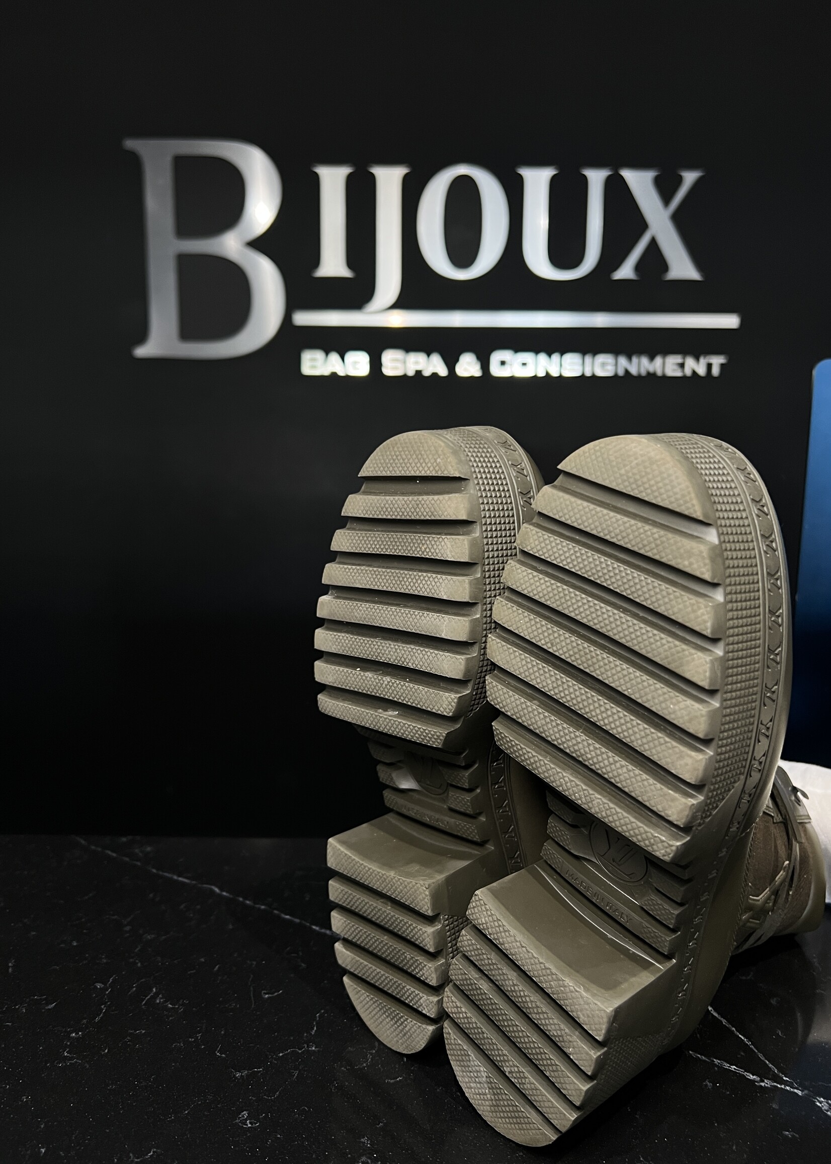 Louis Vuitton Louis Vuitton Laureate Platform 39