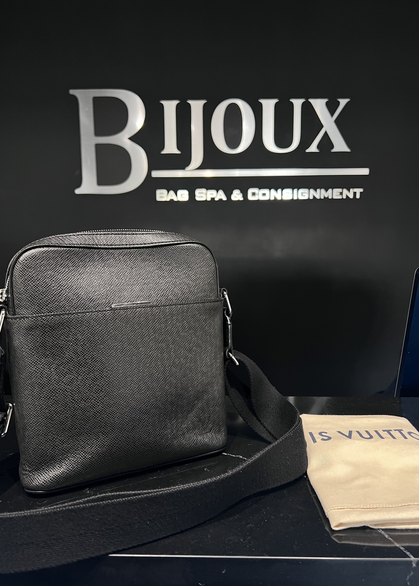 Louis Vuitton Louis Vuitton Taiga Anton Messenger Bag