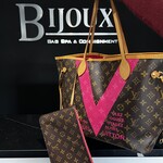 Louis Vuitton Louis Vuitton Monogram V Neverfull MM Pink
