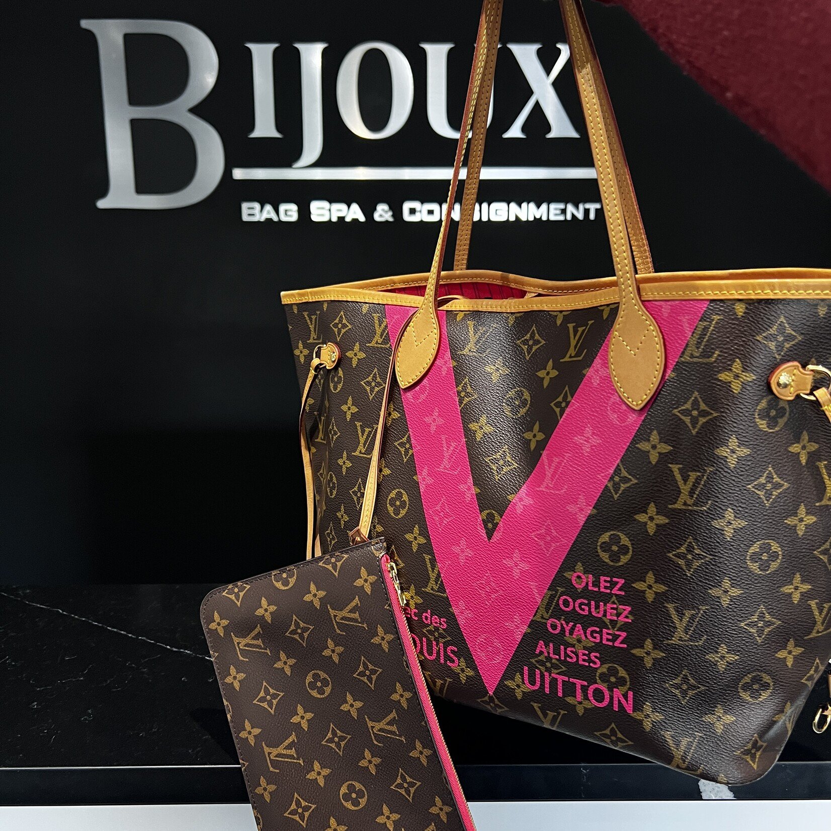 Louis Vuitton Louis Vuitton Monogram V Neverfull MM Pink