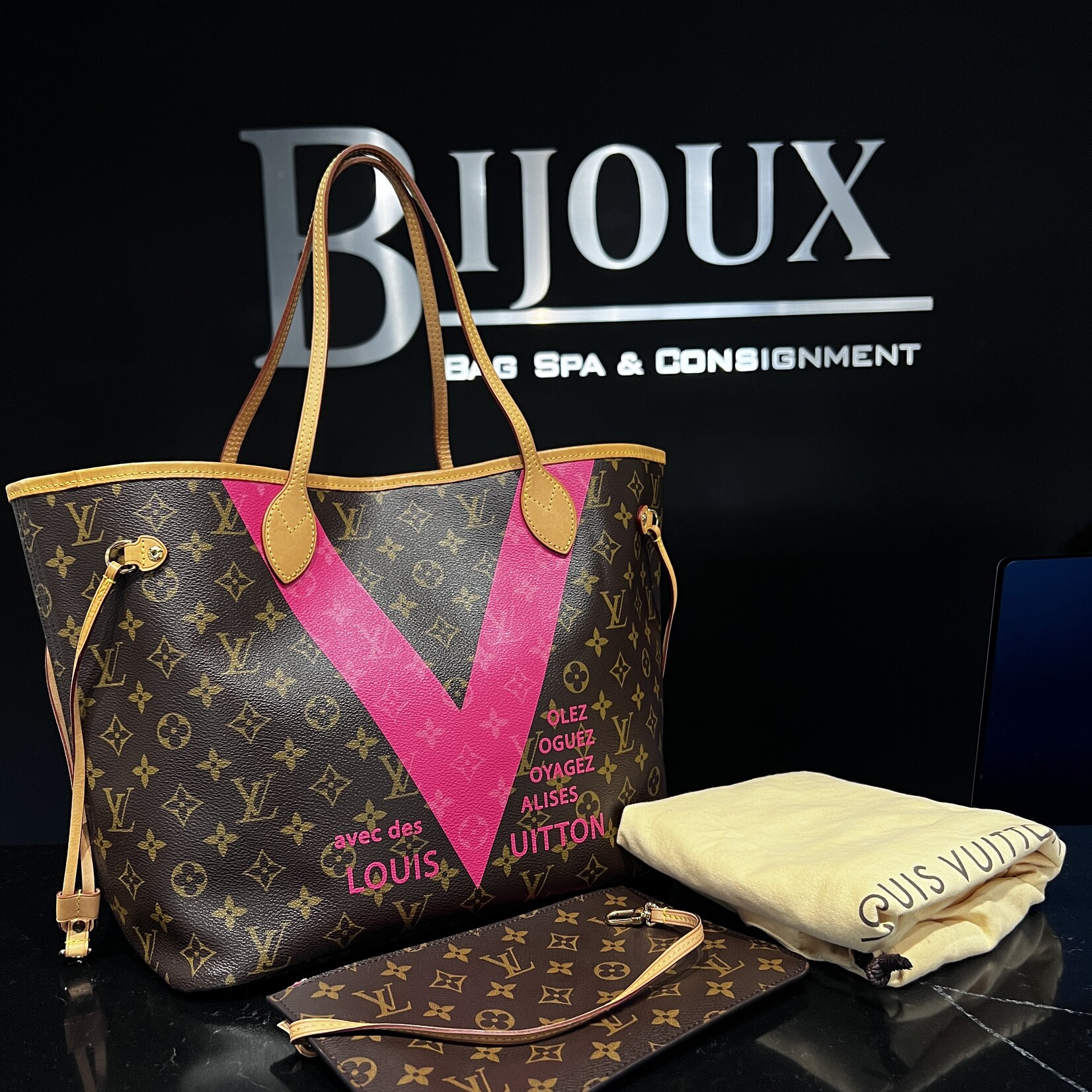 Louis Vuitton Louis Vuitton Monogram V Neverfull MM Pink